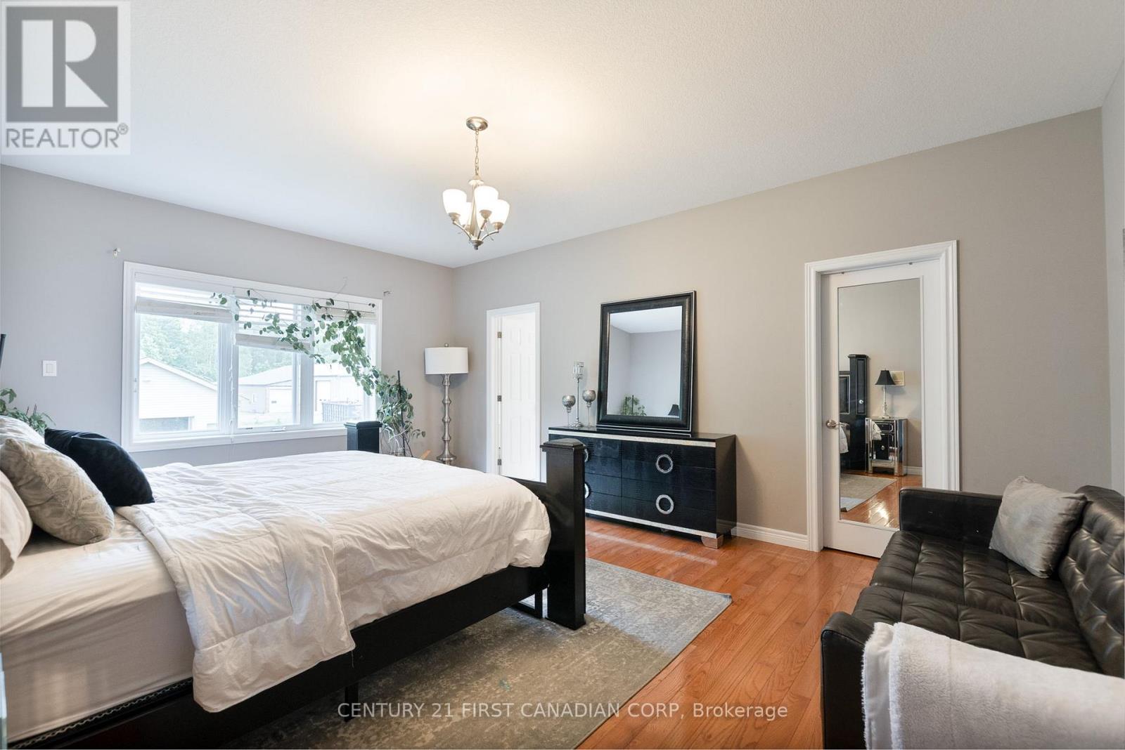 24677 Pioneer Line, West Elgin, Ontario  N0L 2P0 - Photo 19 - X12329462