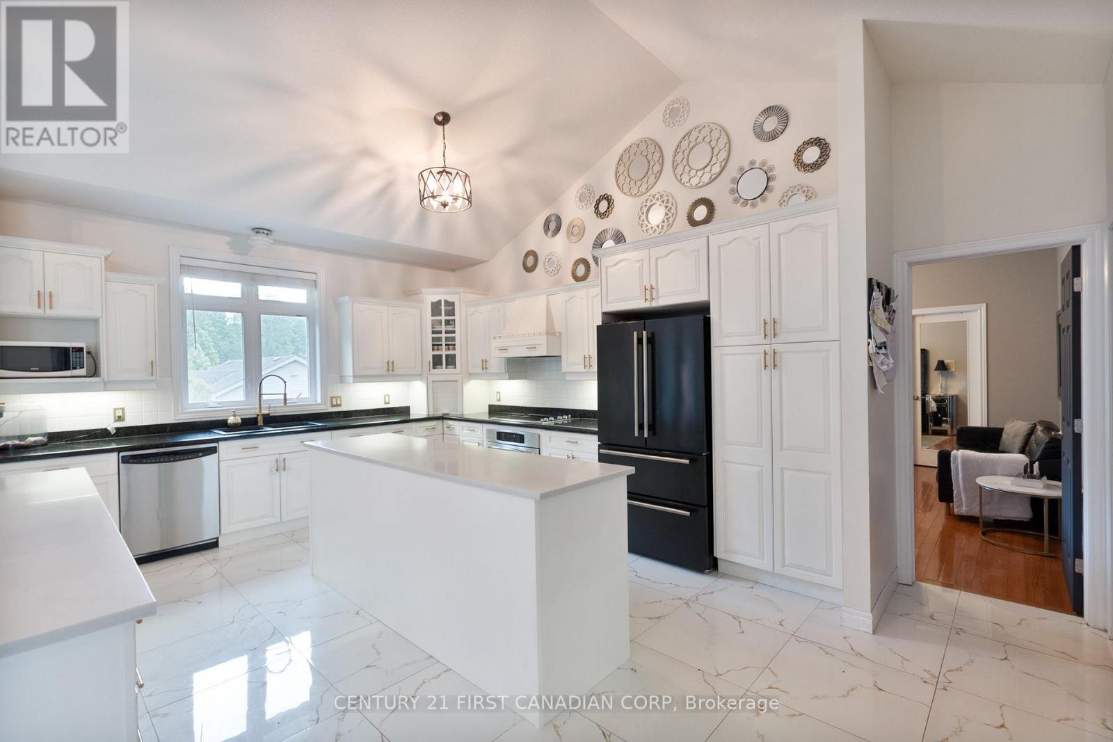 24677 Pioneer Line, West Elgin, Ontario  N0L 2P0 - Photo 8 - X12329462
