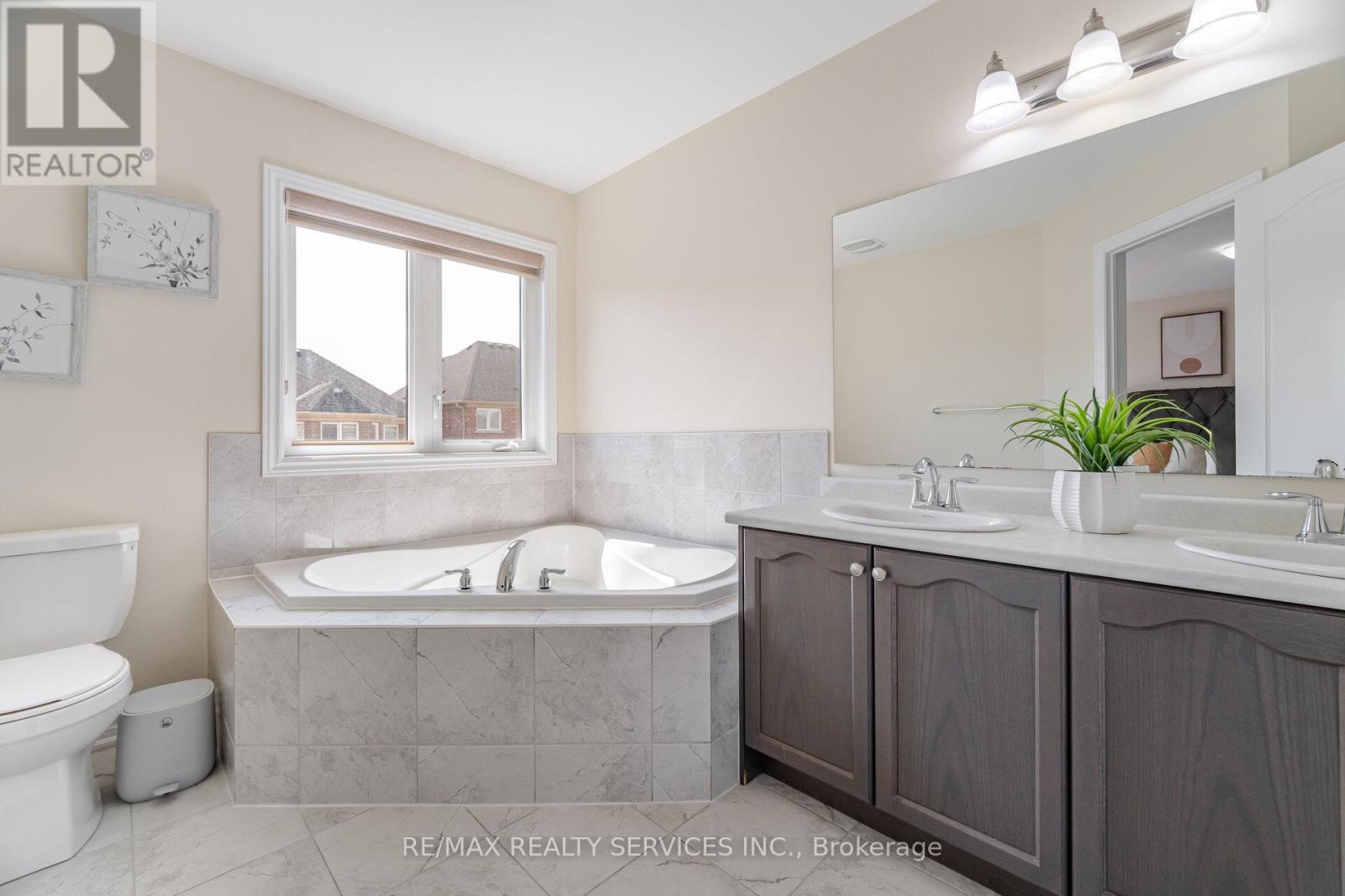 54 Maple Cider Street, Caledon, Ontario  L7C 4B8 - Photo 25 - W12329379