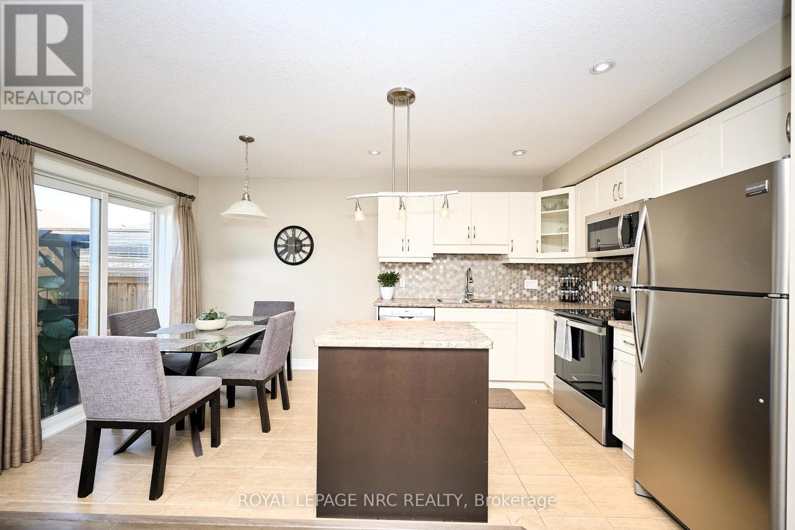 118 Roselawn Crescent, Welland, Ontario  L3C 0C4 - Photo 14 - X12329473