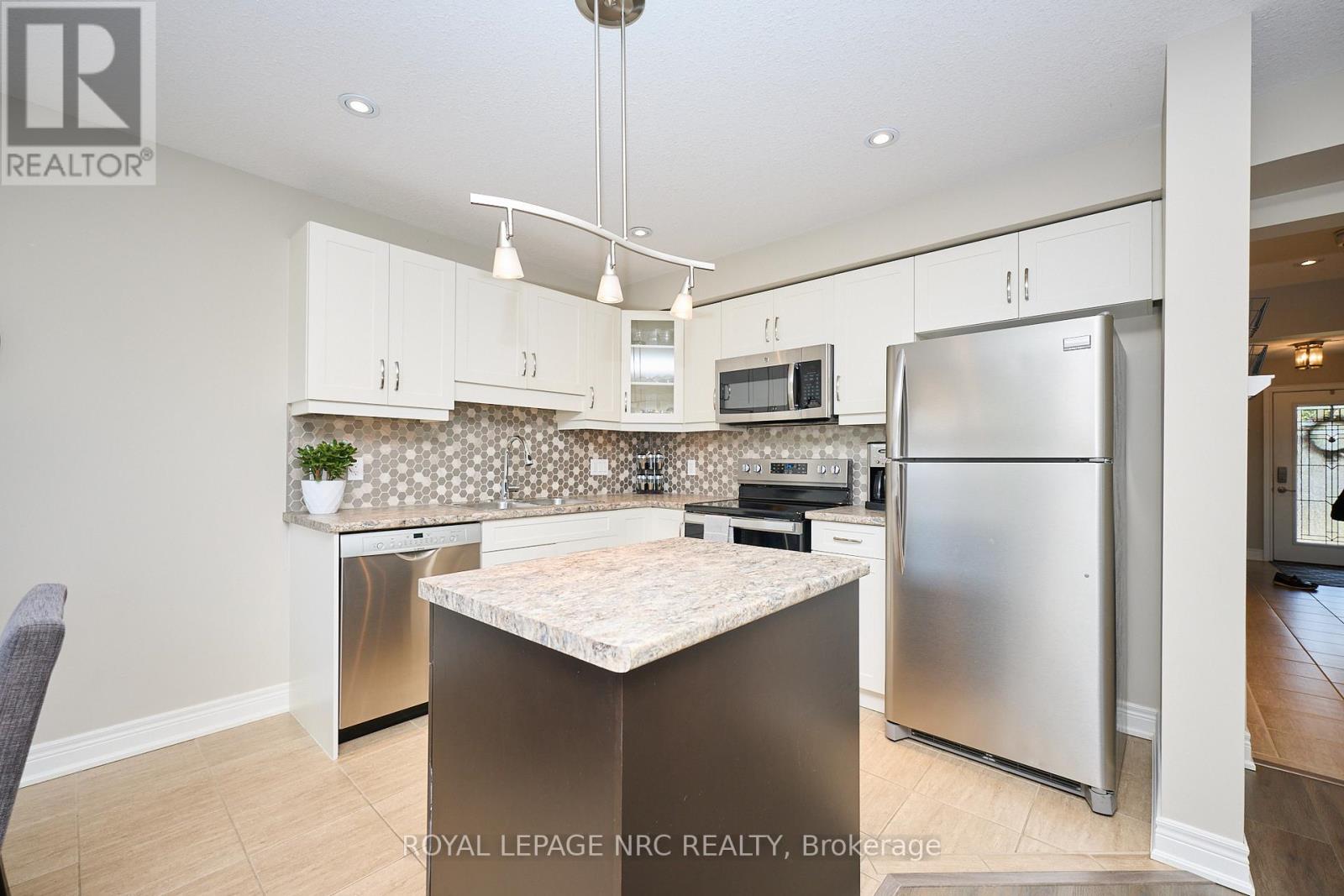 118 Roselawn Crescent, Welland, Ontario  L3C 0C4 - Photo 16 - X12329473