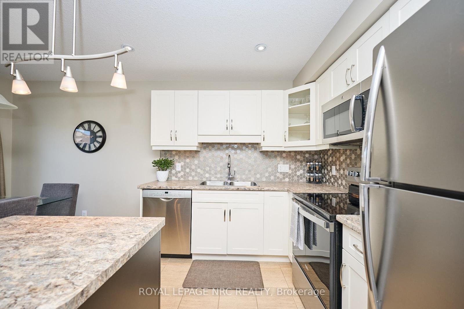118 Roselawn Crescent, Welland, Ontario  L3C 0C4 - Photo 17 - X12329473