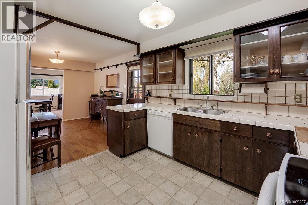 Property at 1080 Holly Park Rd image 3