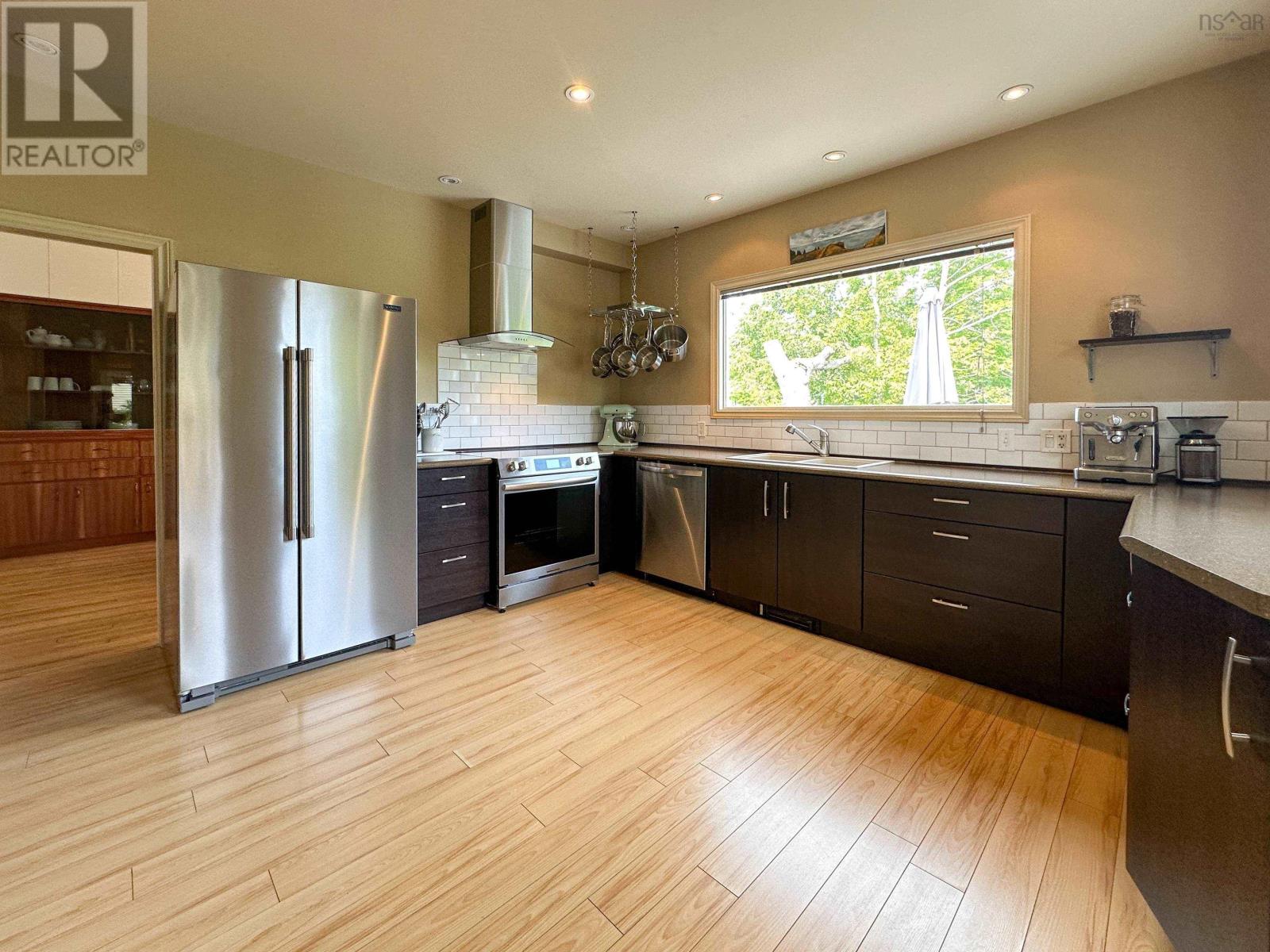 20 Queen Street, Bridgewater, Nova Scotia  B4V 1P2 - Photo 8 - 202513484