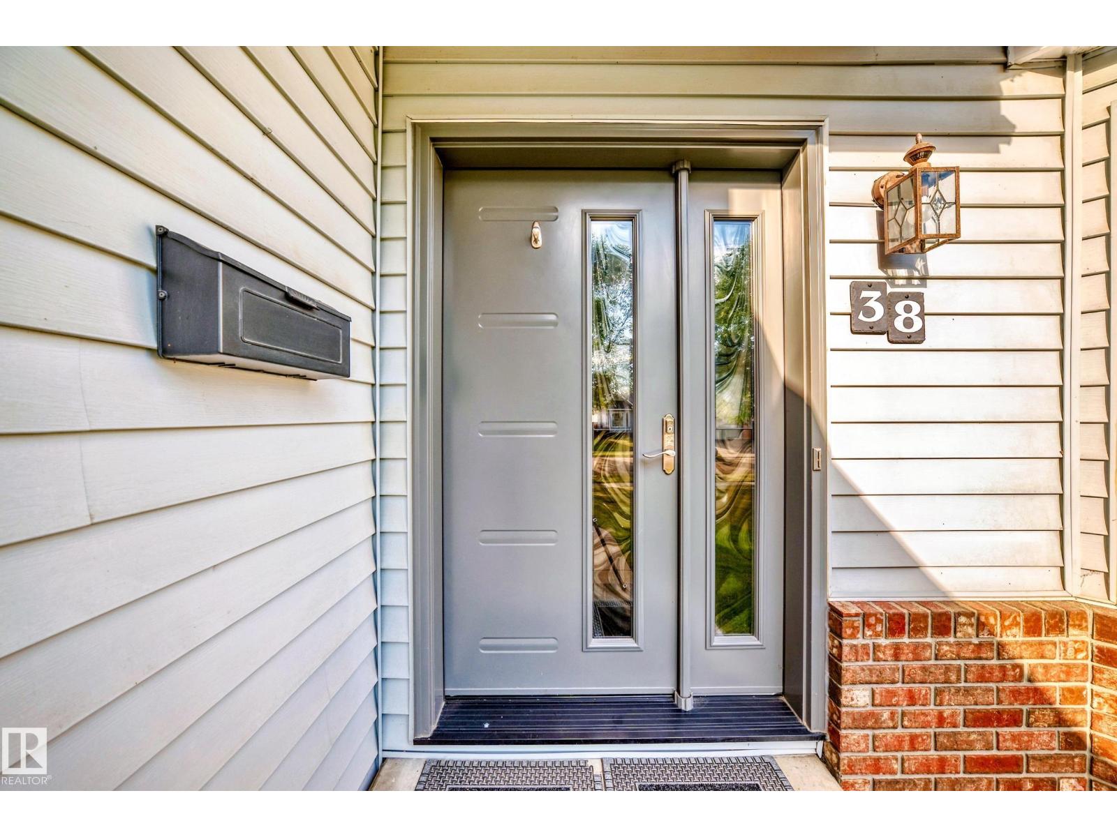 Property at 38 Deane CR image 3