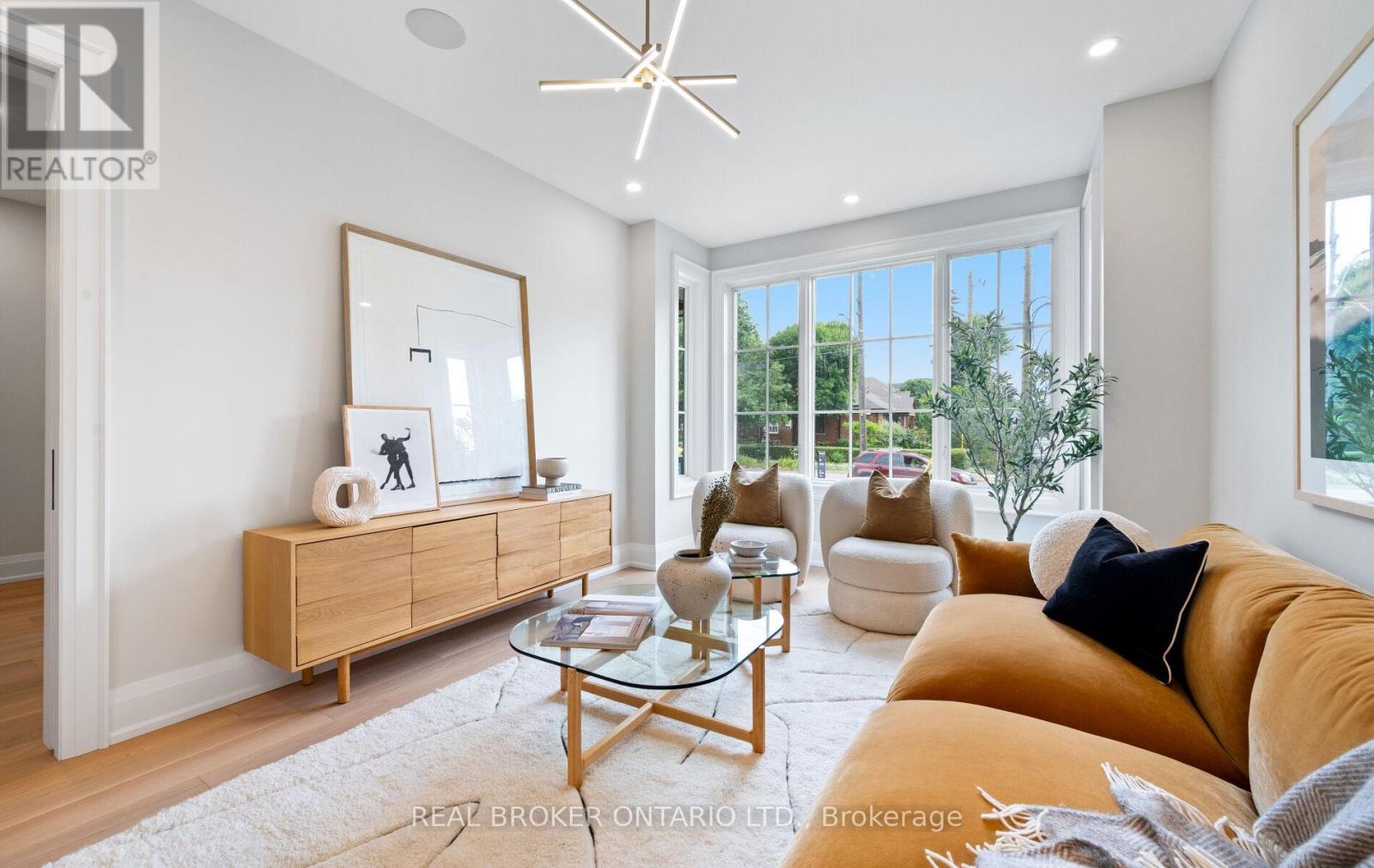 94 Prince Edward Drive S, Toronto (Stonegate-Queensway), Ontario  M8Y 3V7 - Photo 10 - W12329489