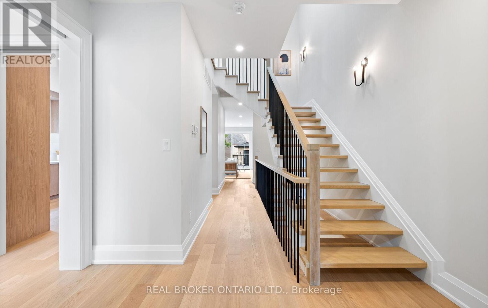 94 Prince Edward Drive S, Toronto (Stonegate-Queensway), Ontario  M8Y 3V7 - Photo 11 - W12329489