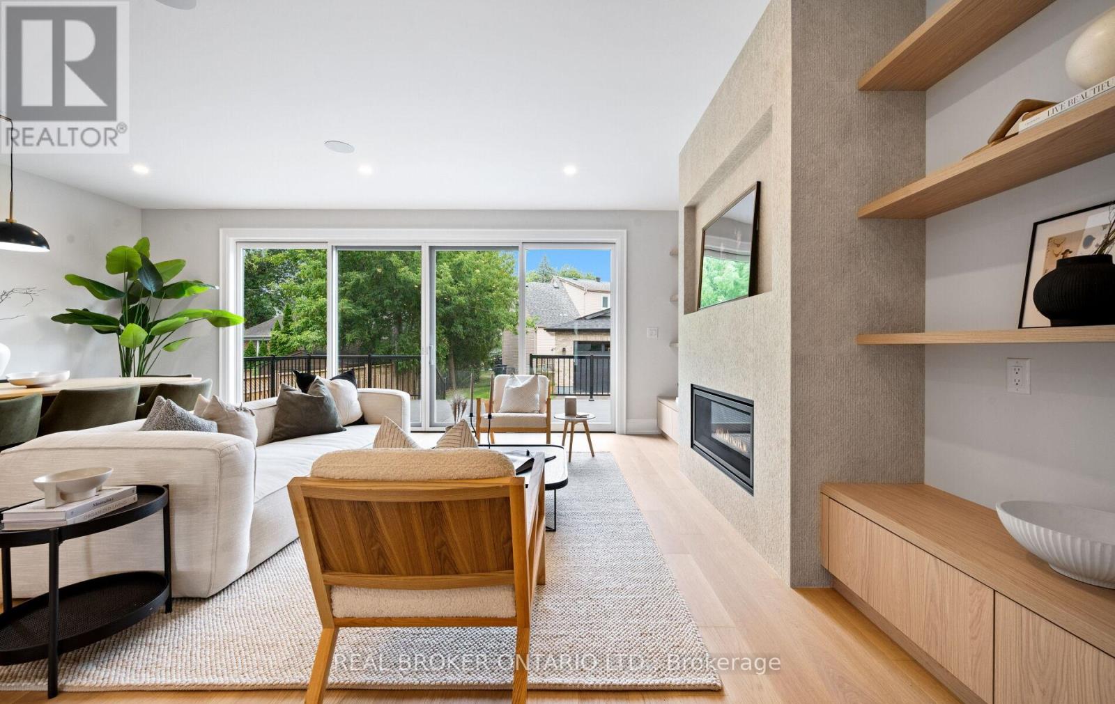 94 Prince Edward Drive S, Toronto (Stonegate-Queensway), Ontario  M8Y 3V7 - Photo 12 - W12329489