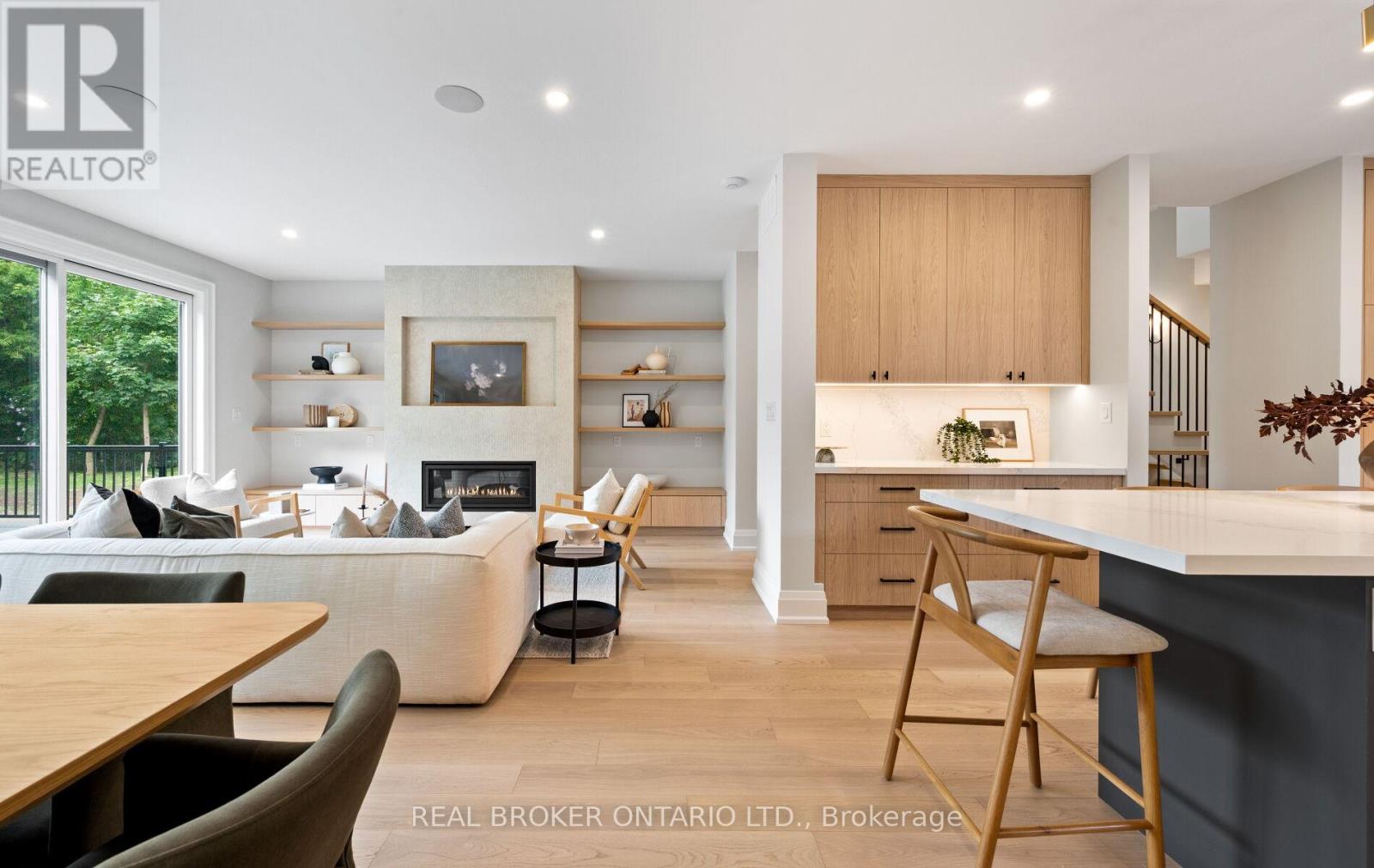 94 Prince Edward Drive S, Toronto (Stonegate-Queensway), Ontario  M8Y 3V7 - Photo 2 - W12329489