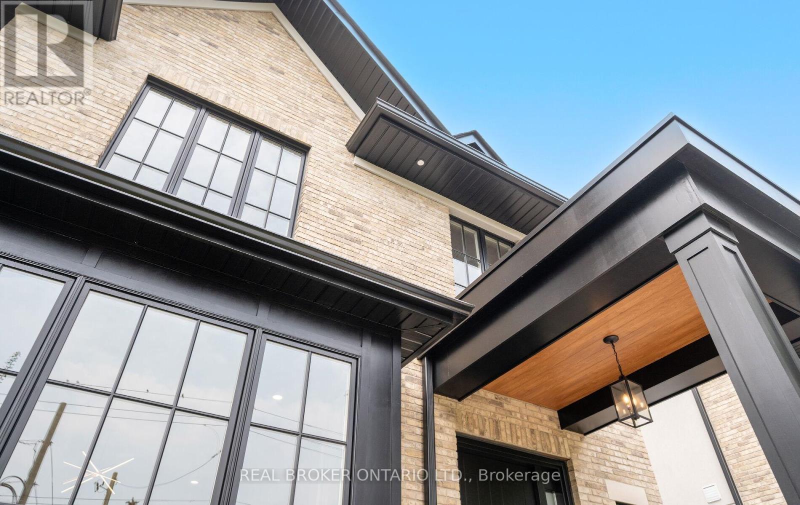 94 Prince Edward Drive S, Toronto (Stonegate-Queensway), Ontario  M8Y 3V7 - Photo 4 - W12329489