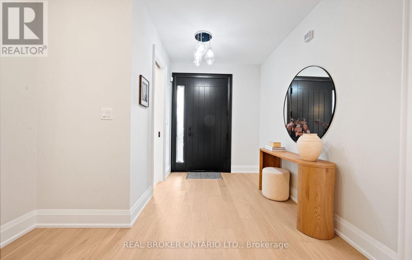 94 Prince Edward Drive S, Toronto (Stonegate-Queensway), Ontario  M8Y 3V7 - Photo 7 - W12329489