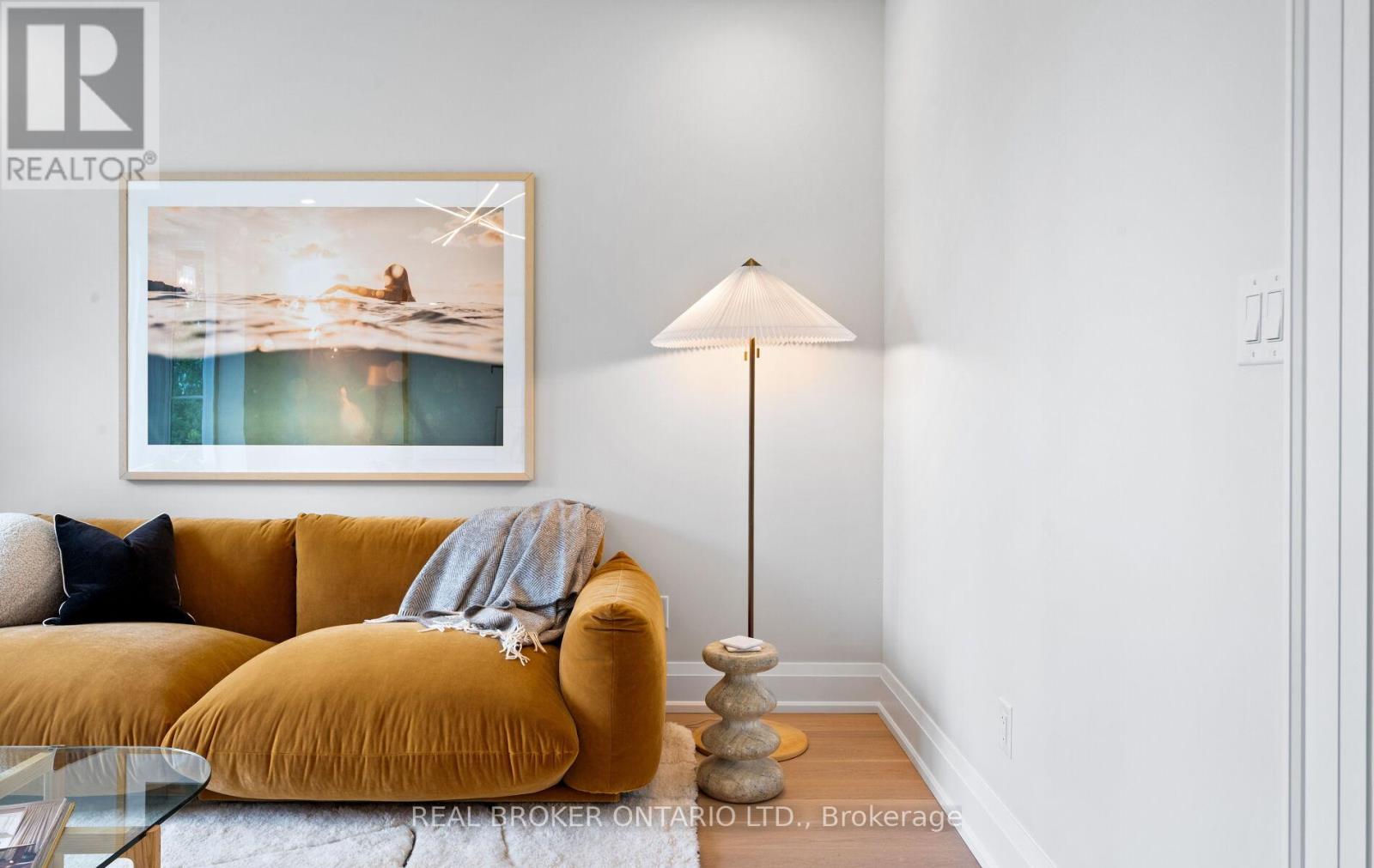 94 Prince Edward Drive S, Toronto (Stonegate-Queensway), Ontario  M8Y 3V7 - Photo 8 - W12329489