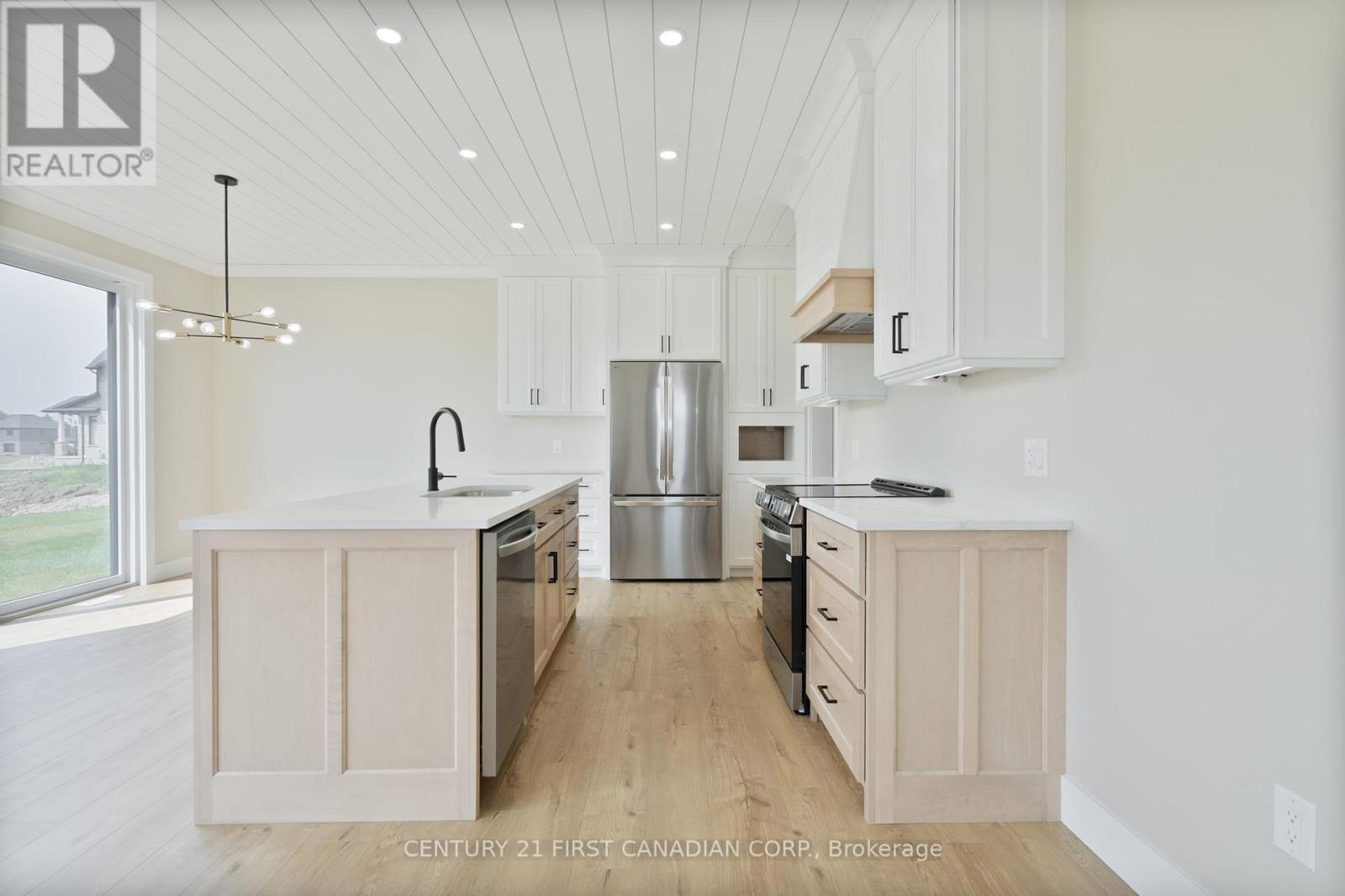 25 Sheldabren Street, North Middlesex, Ontario  N0M 1A0 - Photo 5 - X12329716