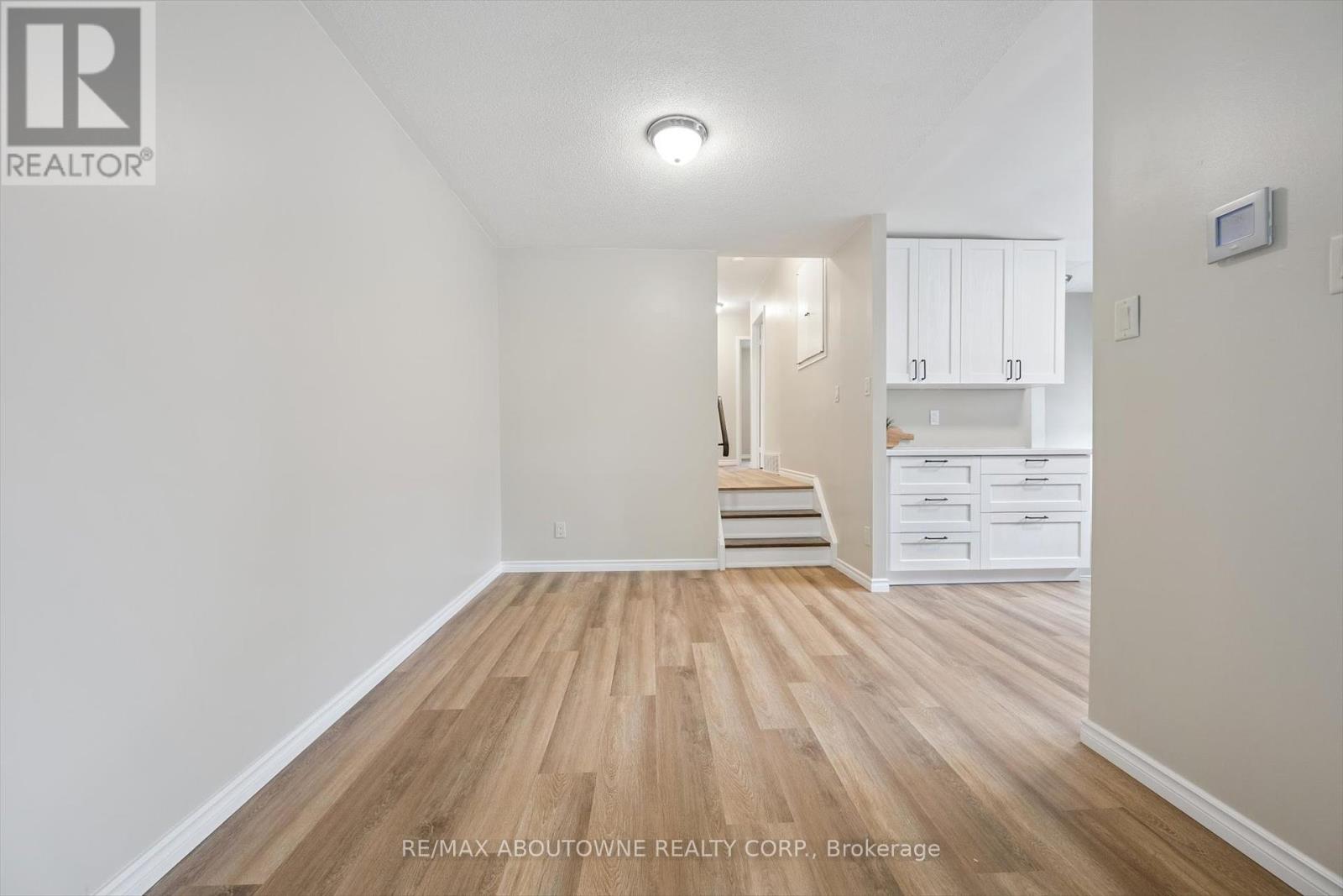 1370 Roylen Road, Oakville, Ontario  L6H 1V4 - Photo 10 - W12329661