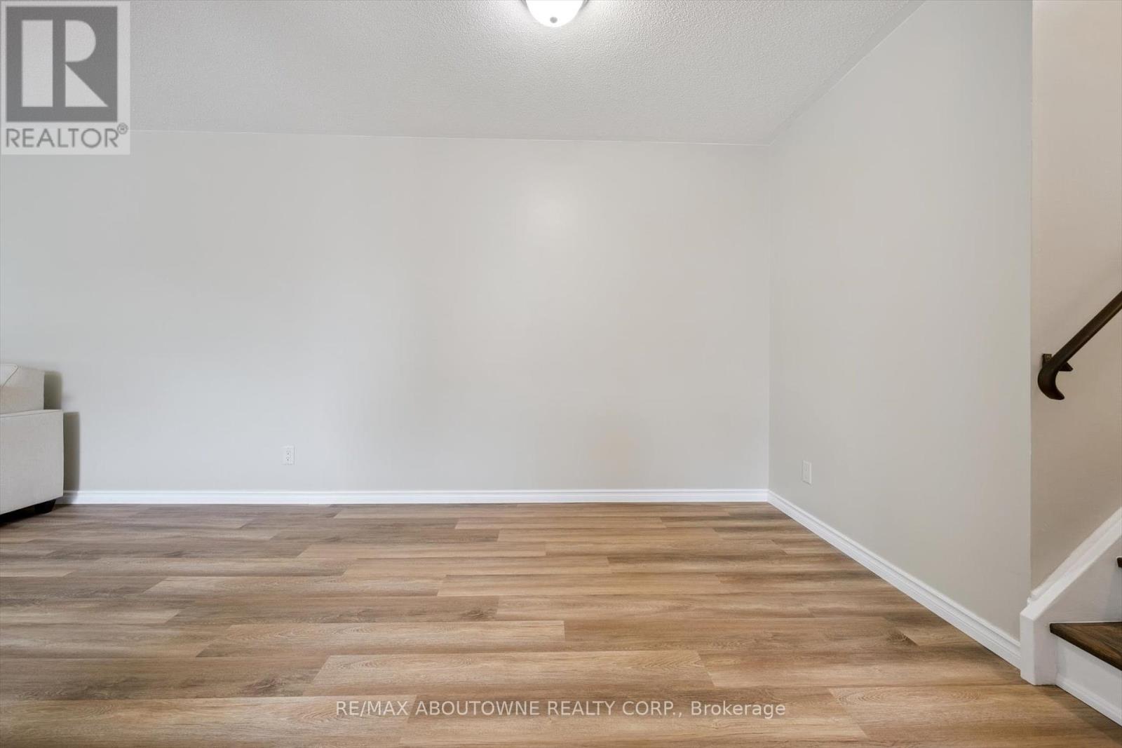 1370 Roylen Road, Oakville, Ontario  L6H 1V4 - Photo 11 - W12329661