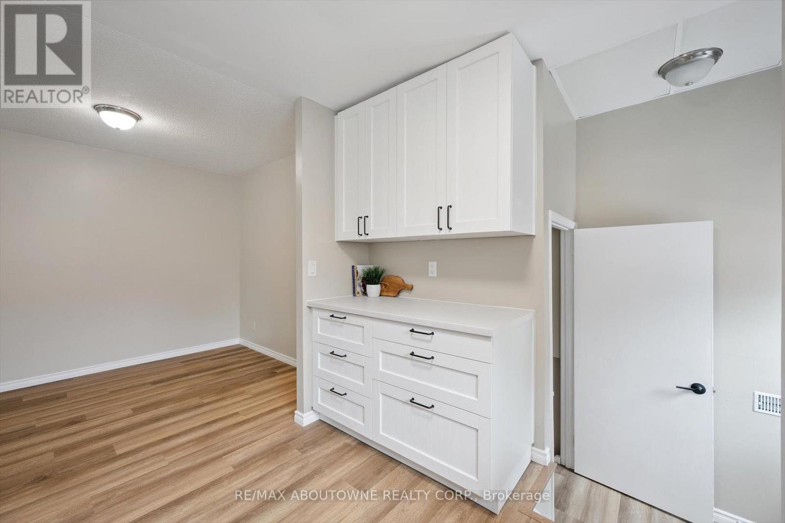 1370 Roylen Road, Oakville, Ontario  L6H 1V4 - Photo 15 - W12329661