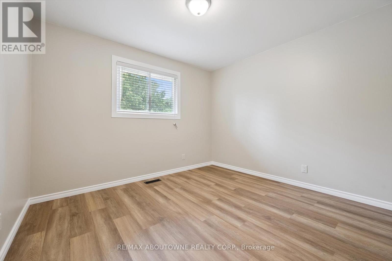 1370 Roylen Road, Oakville, Ontario  L6H 1V4 - Photo 17 - W12329661