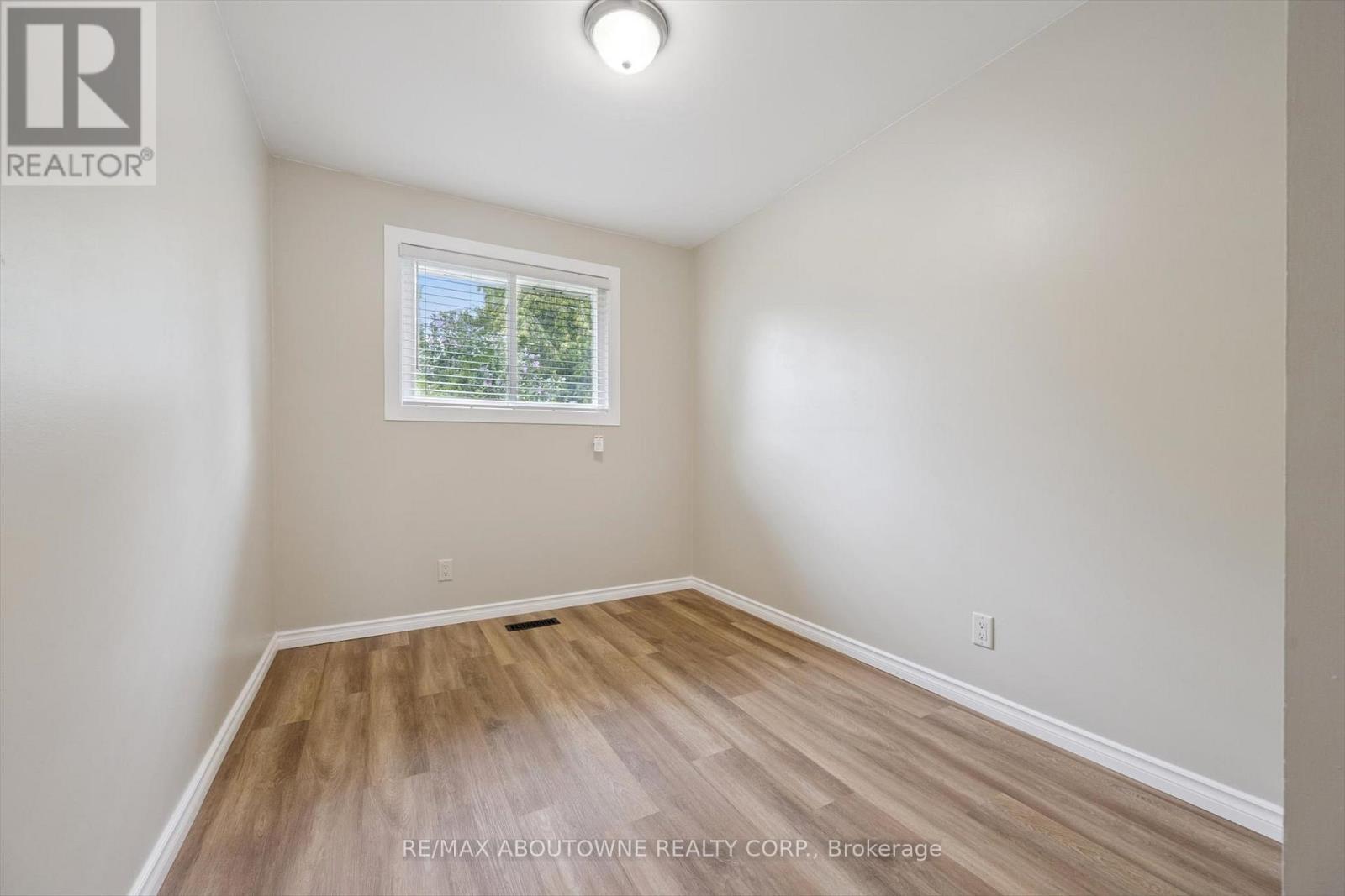 1370 Roylen Road, Oakville, Ontario  L6H 1V4 - Photo 19 - W12329661