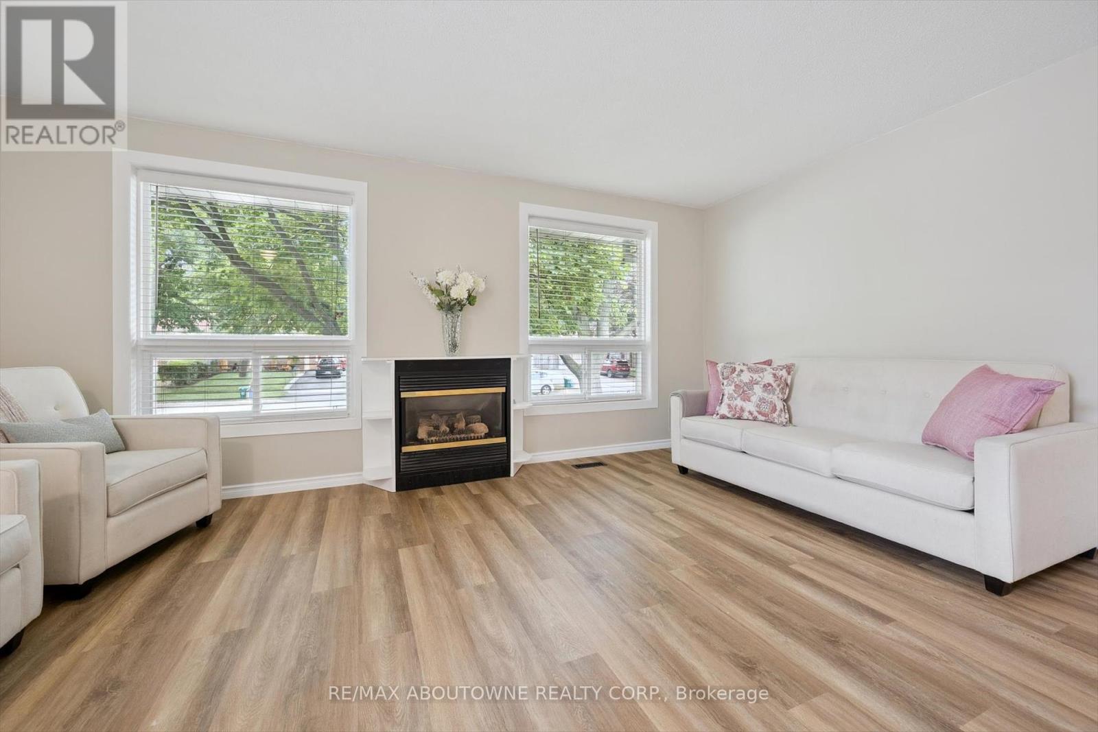 1370 Roylen Road, Oakville, Ontario  L6H 1V4 - Photo 6 - W12329661