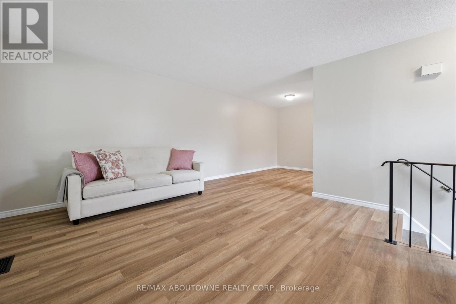1370 Roylen Road, Oakville, Ontario  L6H 1V4 - Photo 7 - W12329661