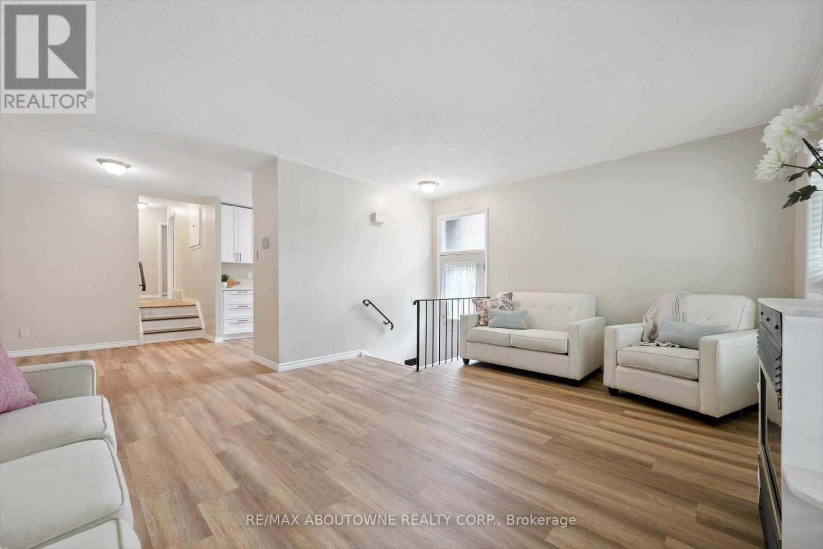 1370 Roylen Road, Oakville, Ontario  L6H 1V4 - Photo 8 - W12329661