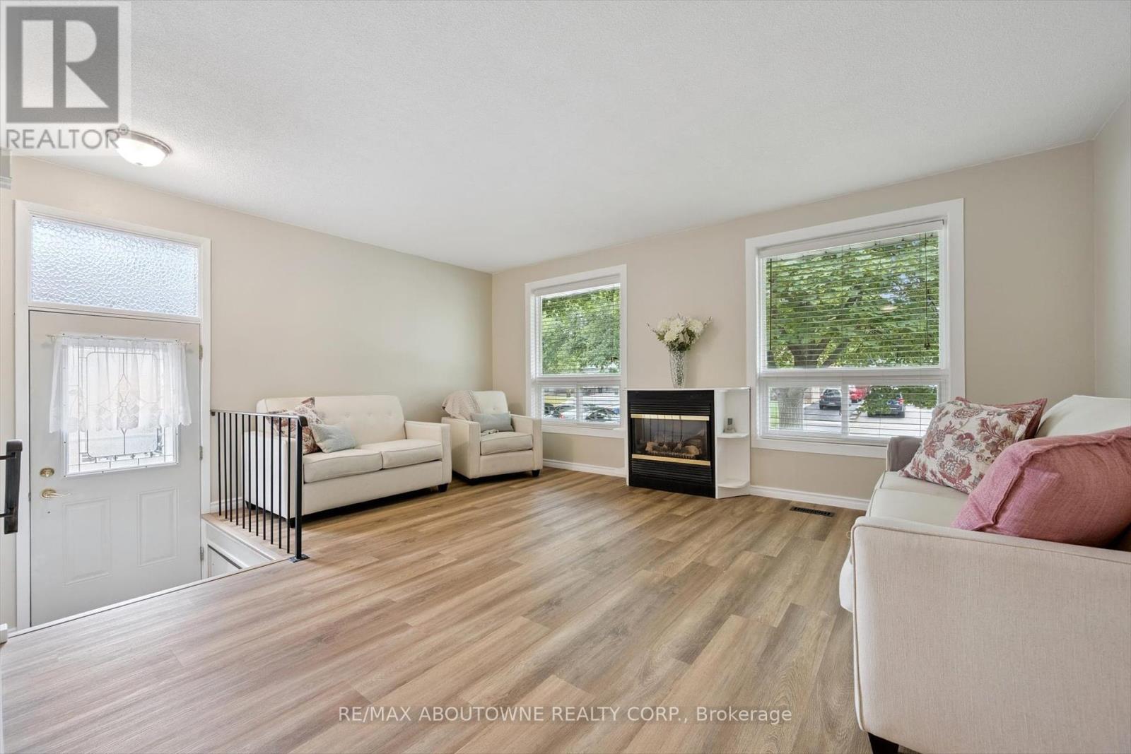 1370 Roylen Road, Oakville, Ontario  L6H 1V4 - Photo 9 - W12329661