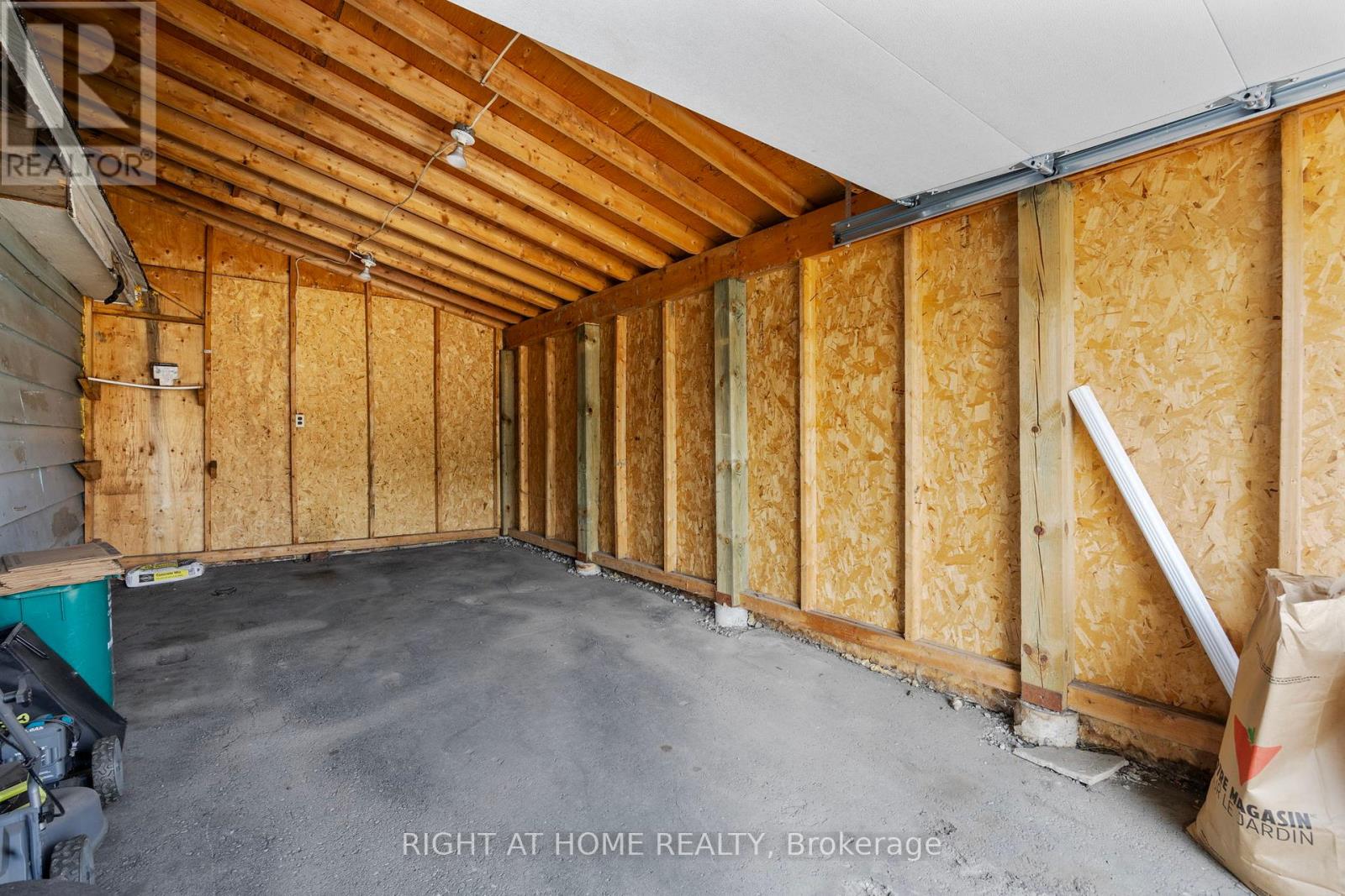 Property at 564 TAYLOR AVENUE SW image 2