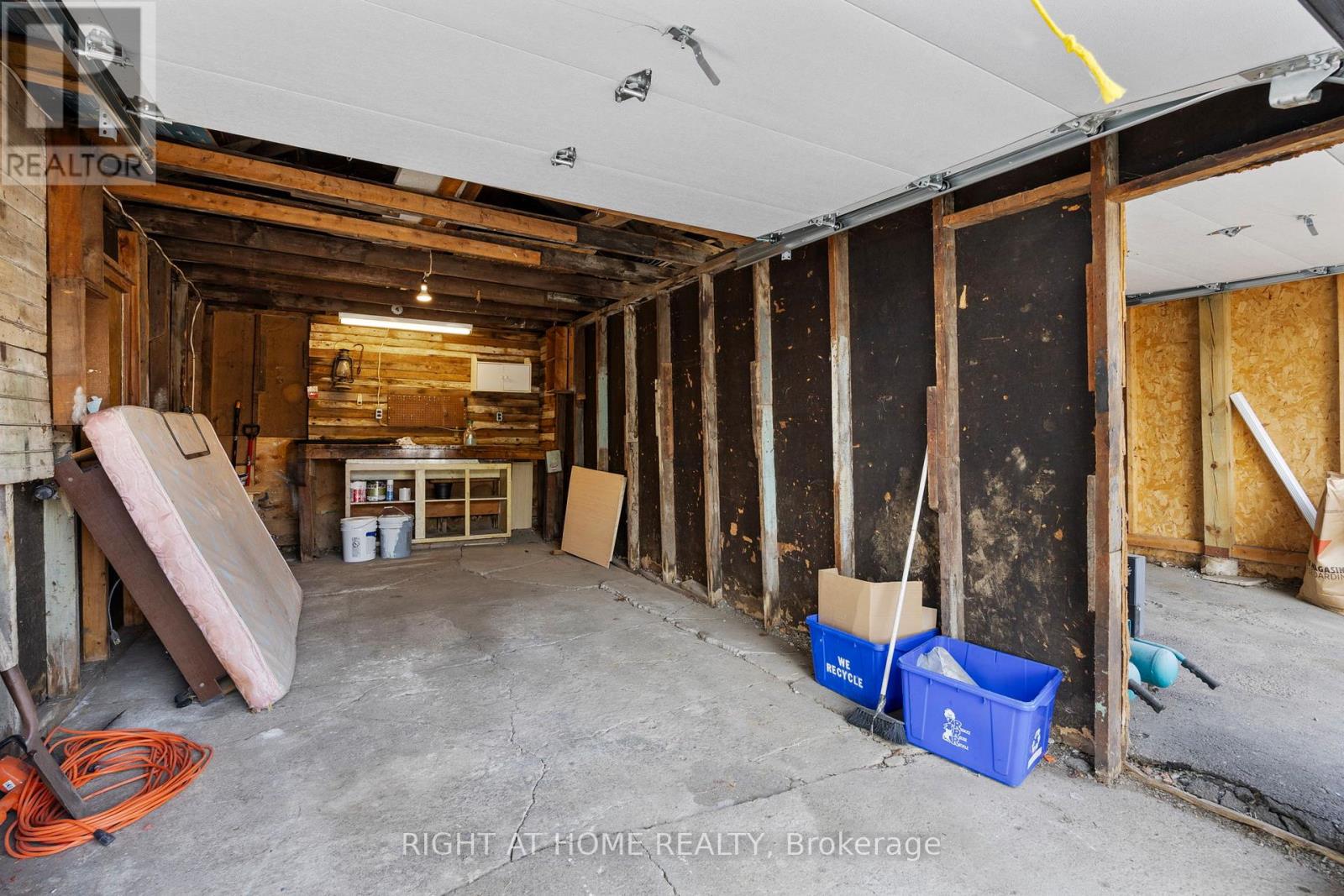 Property at 564 TAYLOR AVENUE SW image 3