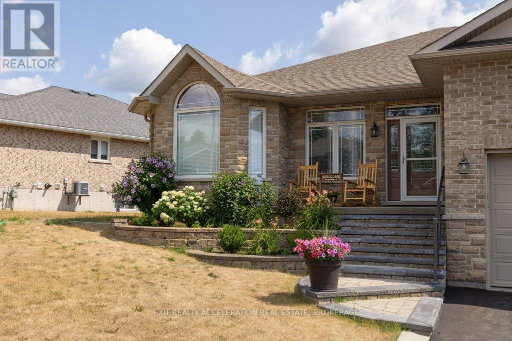 63 Ashwood Crescent, Greater Napanee, Ontario  K7R 3L1 - Photo 5 - X12302793