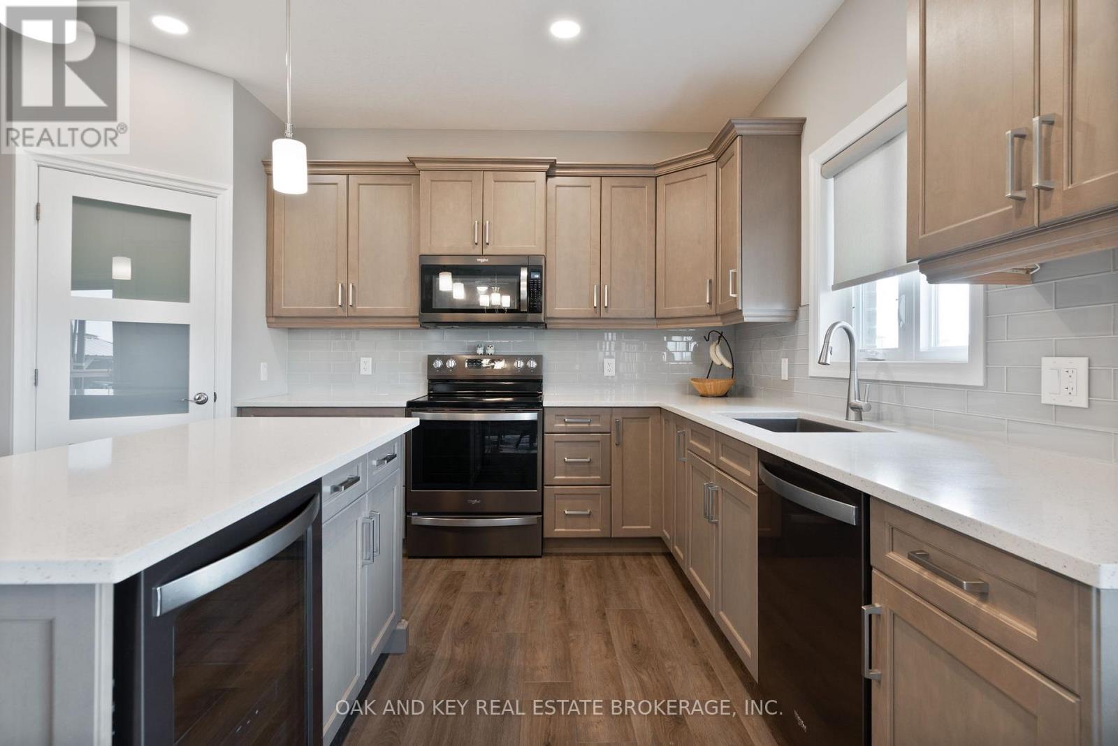 25 Hardy Court, Lucan Biddulph (Lucan), Ontario  N0M 2J0 - Photo 8 - X12329963