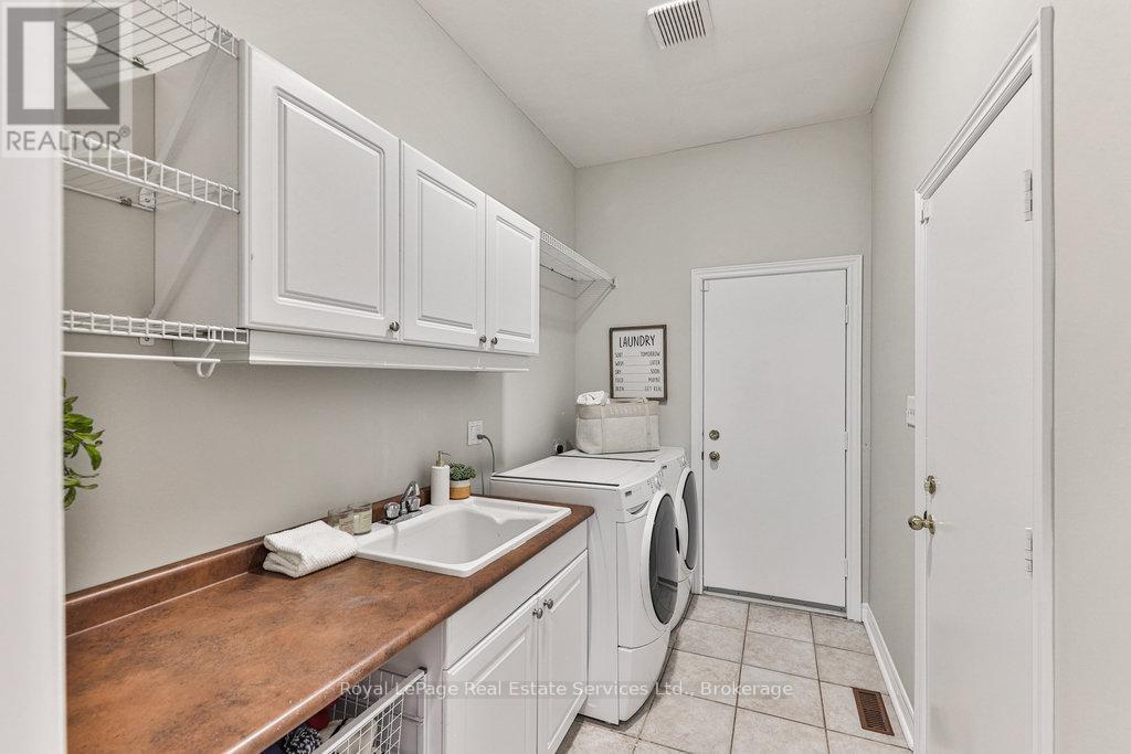 1688 Glenvista Drive, Oakville, Ontario  L6H 6K6 - Photo 16 - W12329876