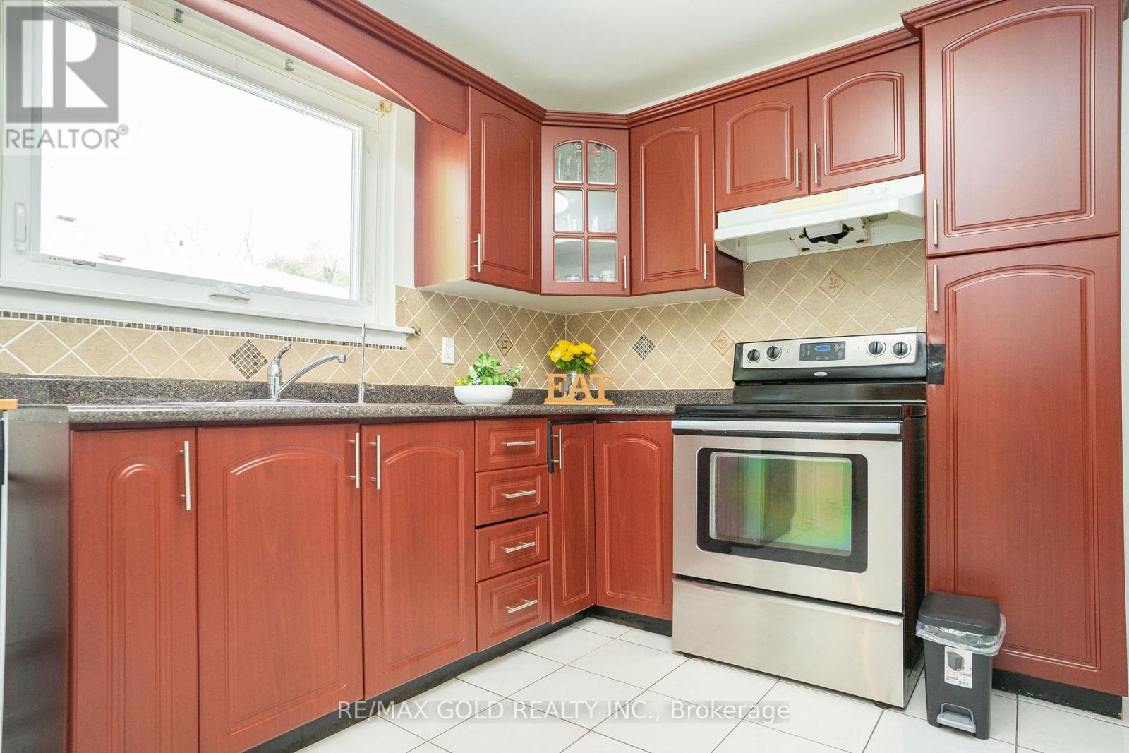 51 Davenport Crescent, Brampton, Ontario  L6T 3L5 - Photo 16 - W12329774