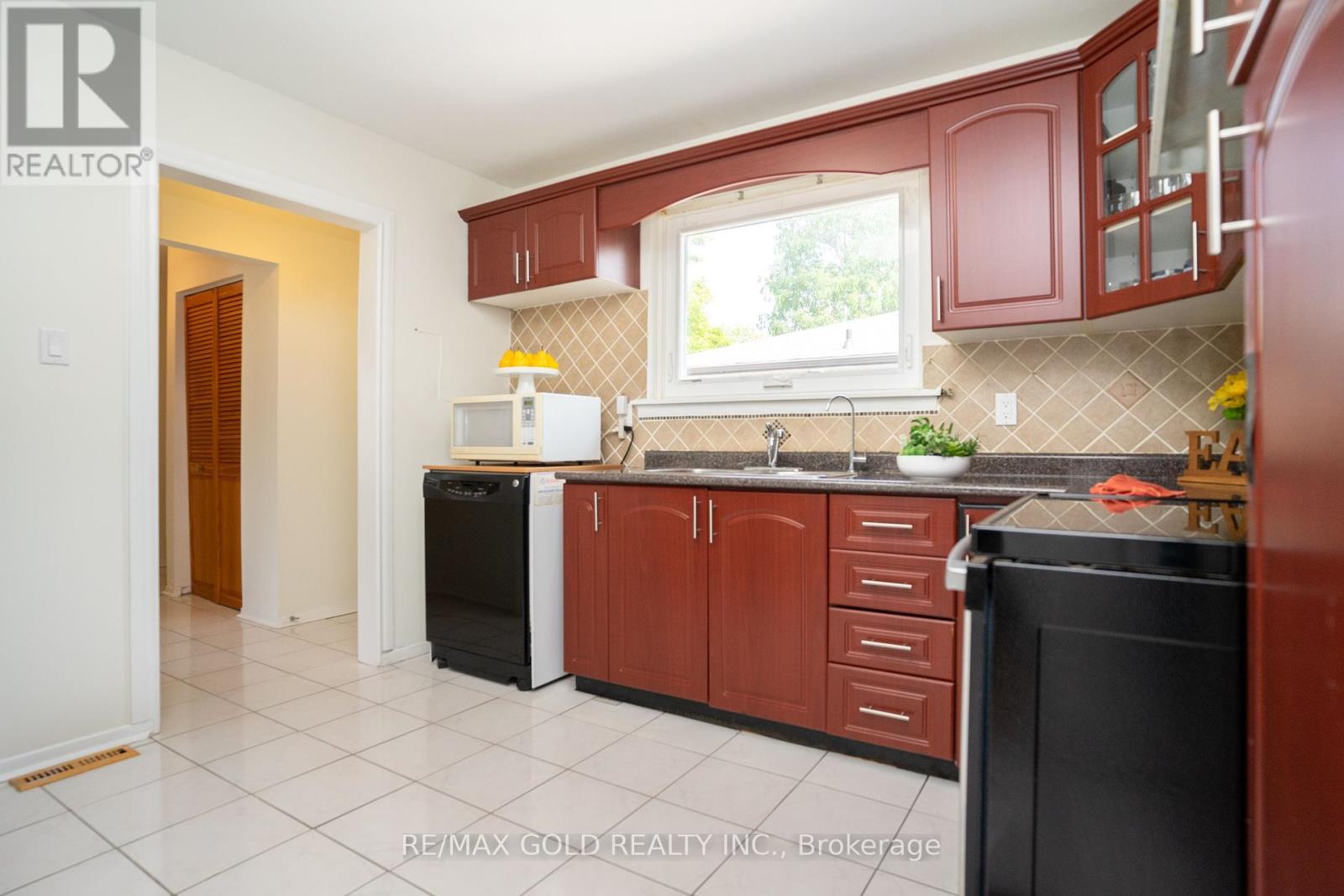 51 Davenport Crescent, Brampton, Ontario  L6T 3L5 - Photo 17 - W12329774