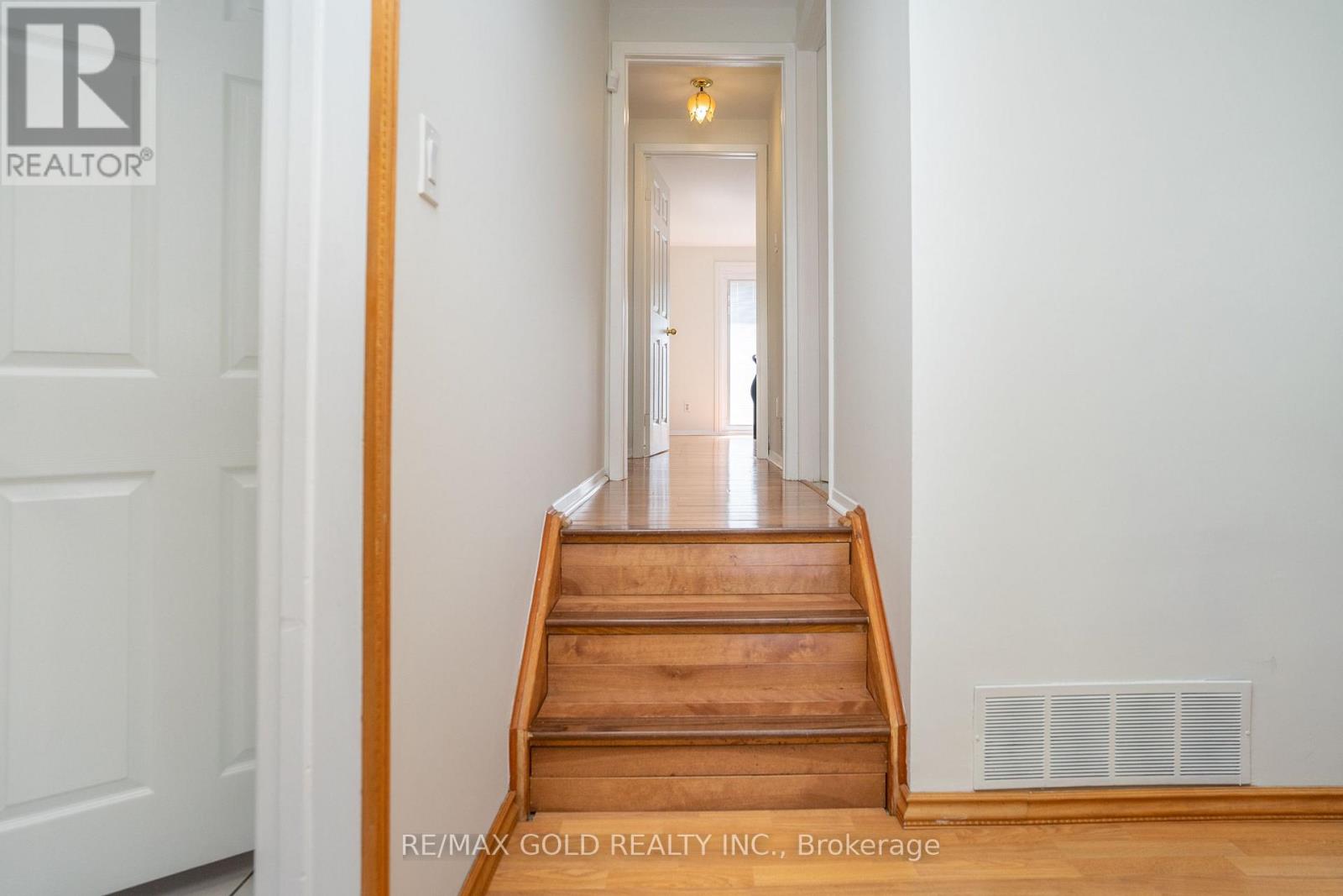 51 Davenport Crescent, Brampton, Ontario  L6T 3L5 - Photo 18 - W12329774