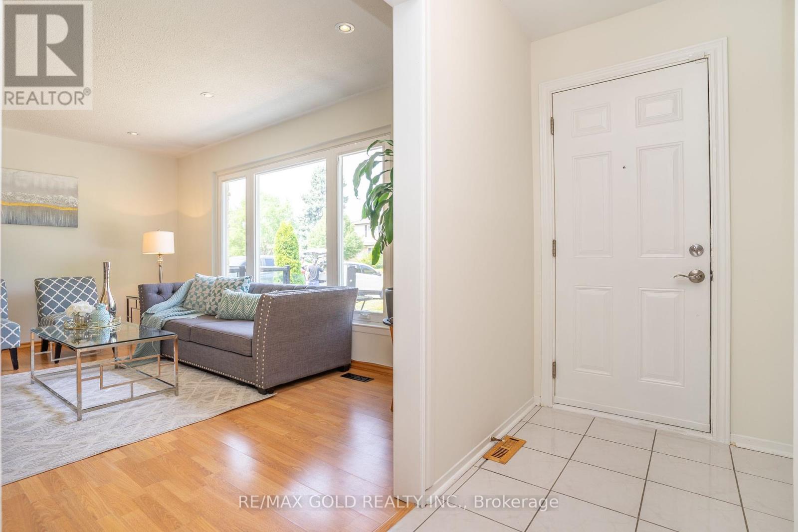 51 Davenport Crescent, Brampton, Ontario  L6T 3L5 - Photo 6 - W12329774
