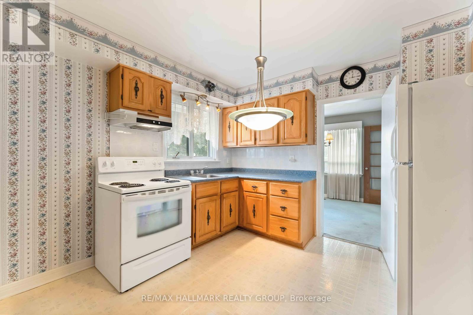 2055 Neepawa Avenue, Ottawa, Ontario  K2A 3L7 - Photo 9 - X12330112