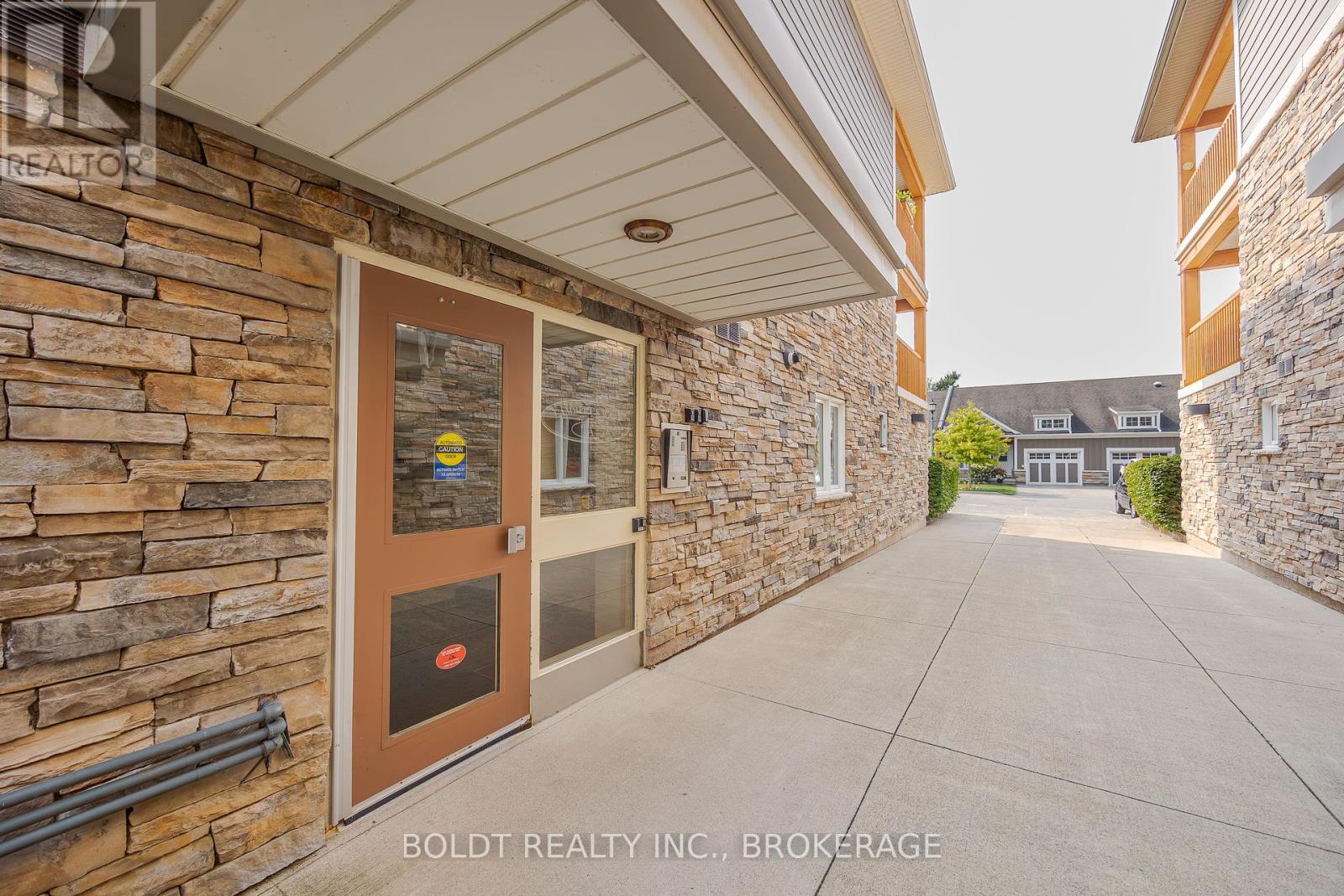 201 - 678 Line 2 Road, Niagara-On-The-Lake, Ontario  L0S 1T0 - Photo 5 - X12330060