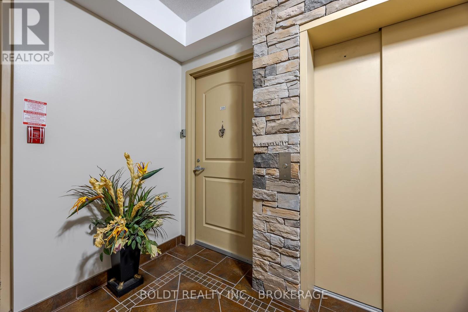 201 - 678 Line 2 Road, Niagara-On-The-Lake, Ontario  L0S 1T0 - Photo 7 - X12330060