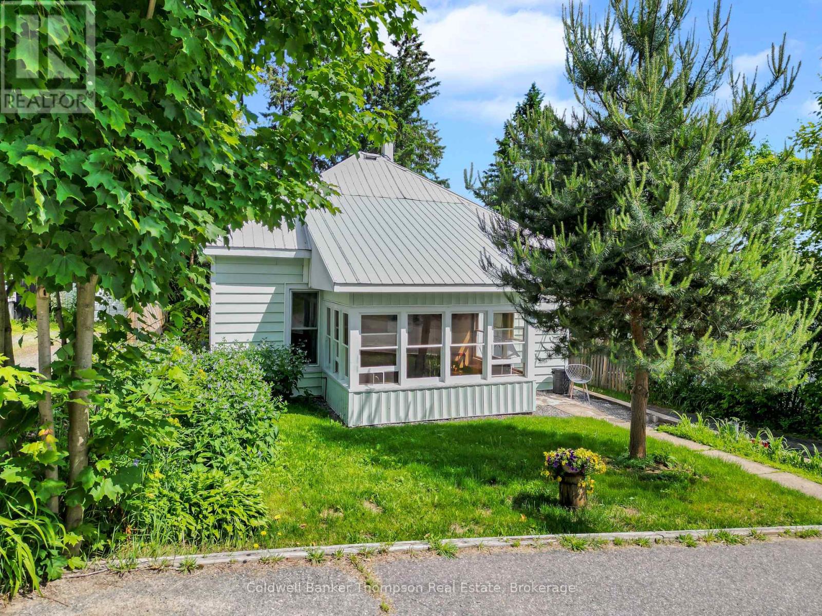 10 Duncan Street E, Huntsville, Ontario  P1H 1P6 - Photo 1 - X12330056