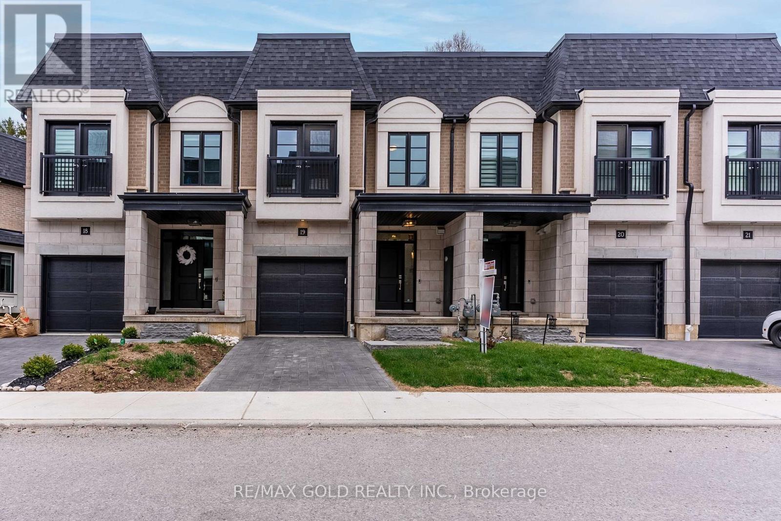 Property at 19 - 143 ELGIN STREET N image 1