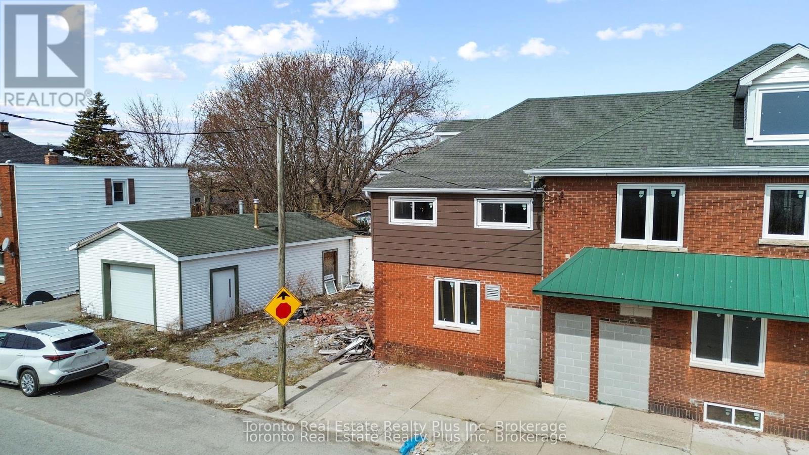 180 Fares Street, Port Colborne, Ontario  L3K 1W4 - Photo 2 - X12329844