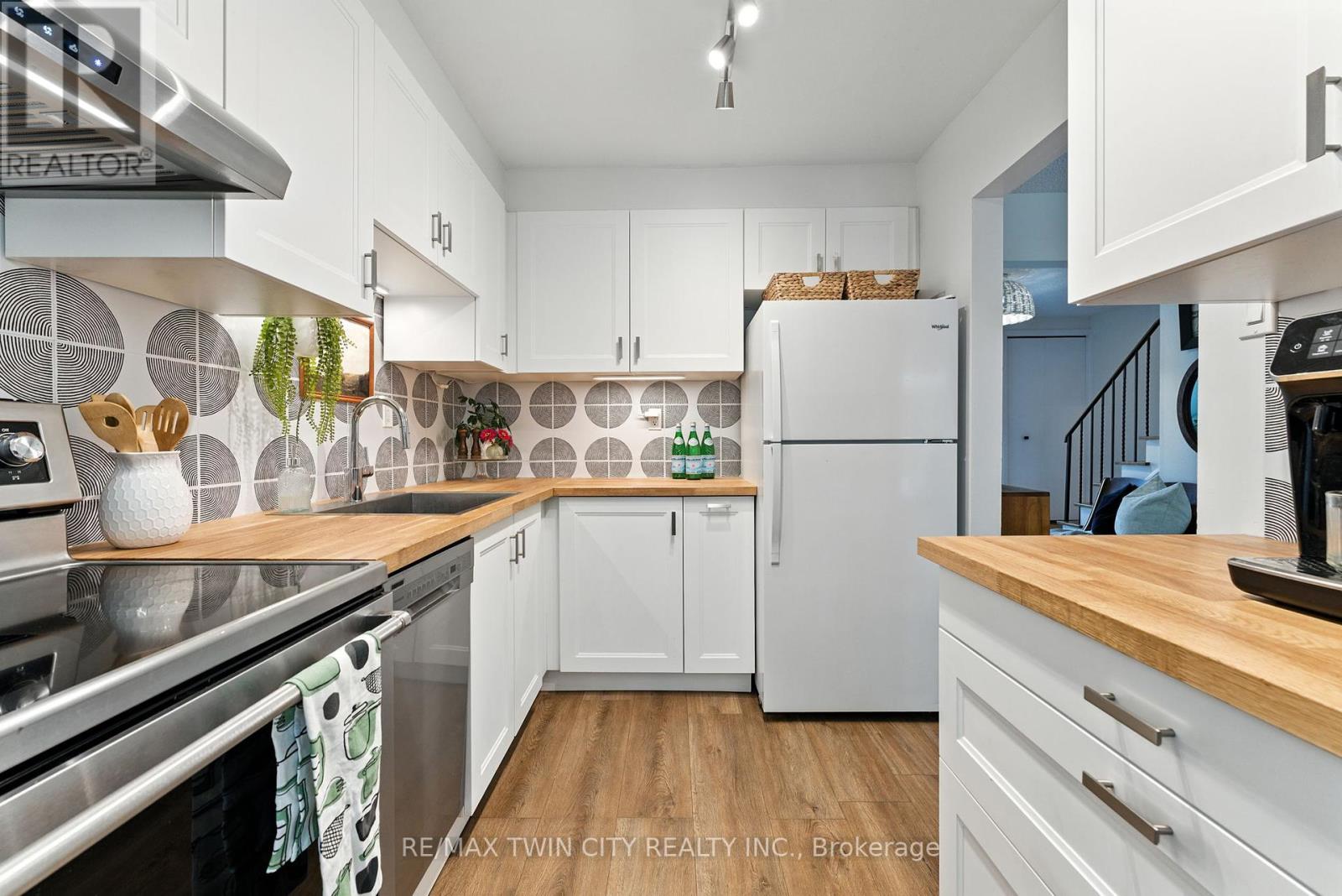 68 Westmount Mews, Cambridge, Ontario  N1S 4J1 - Photo 10 - X12329883