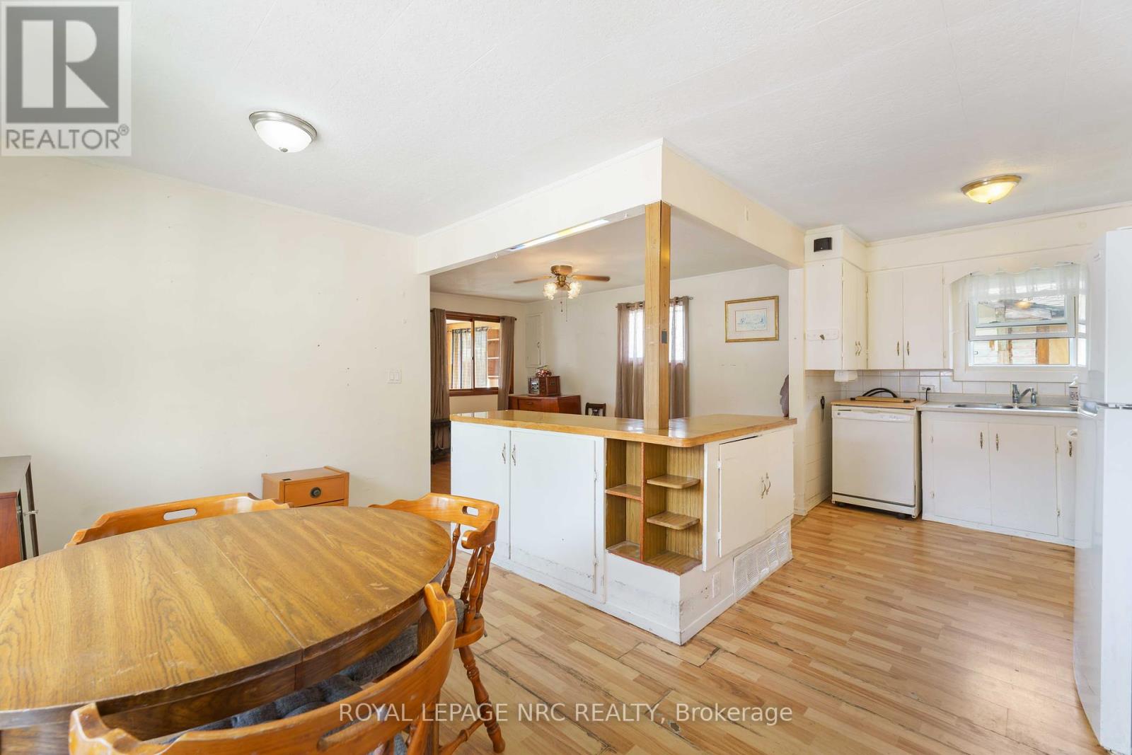 16 Cambridge Road E, Fort Erie, Ontario  L0S 1B0 - Photo 12 - X12304676