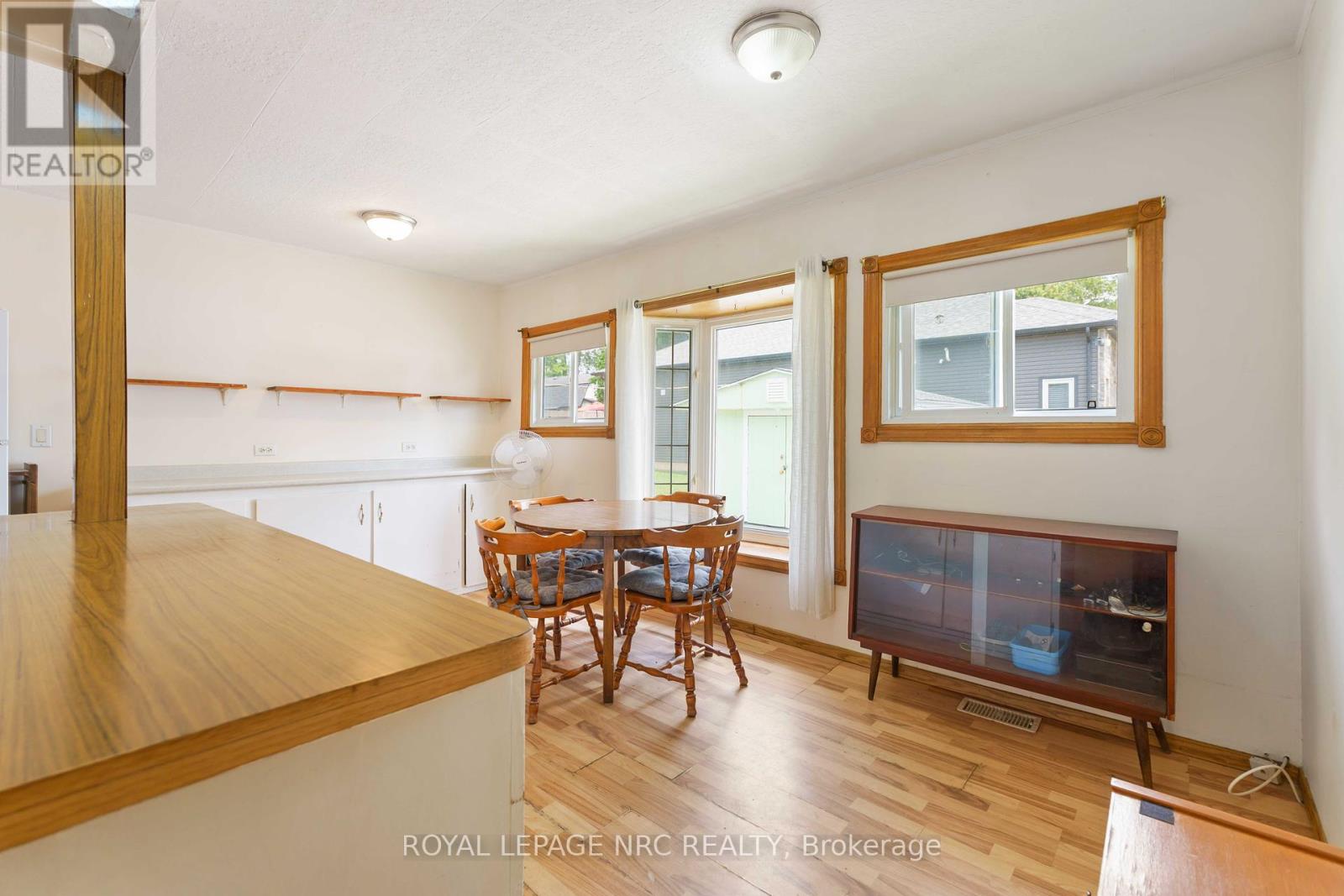 16 Cambridge Road E, Fort Erie, Ontario  L0S 1B0 - Photo 10 - X12304676