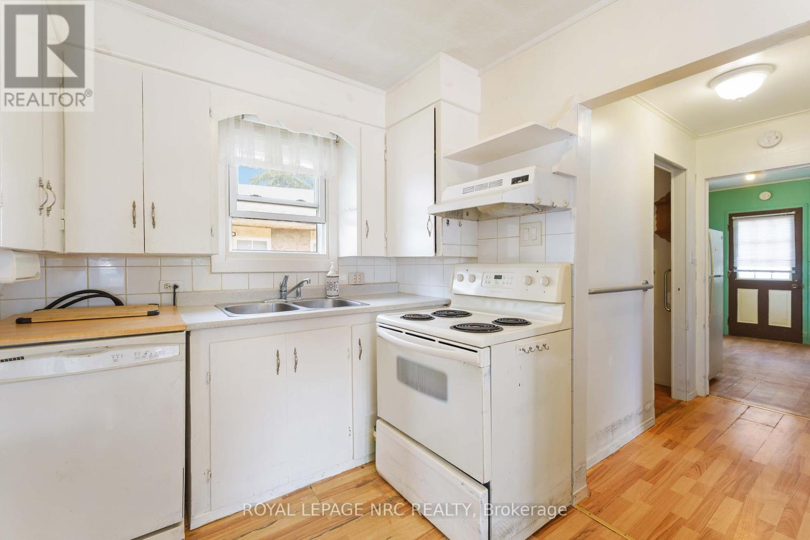 16 Cambridge Road E, Fort Erie, Ontario  L0S 1B0 - Photo 15 - X12304676