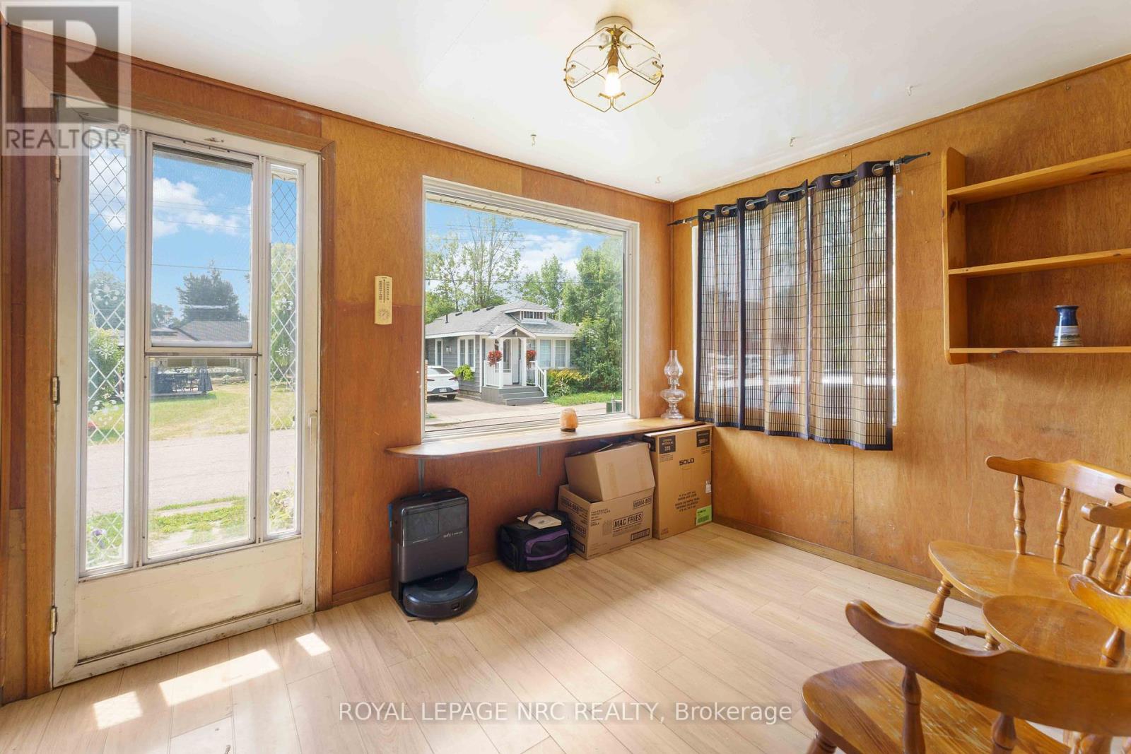 16 Cambridge Road E, Fort Erie, Ontario  L0S 1B0 - Photo 3 - X12304676
