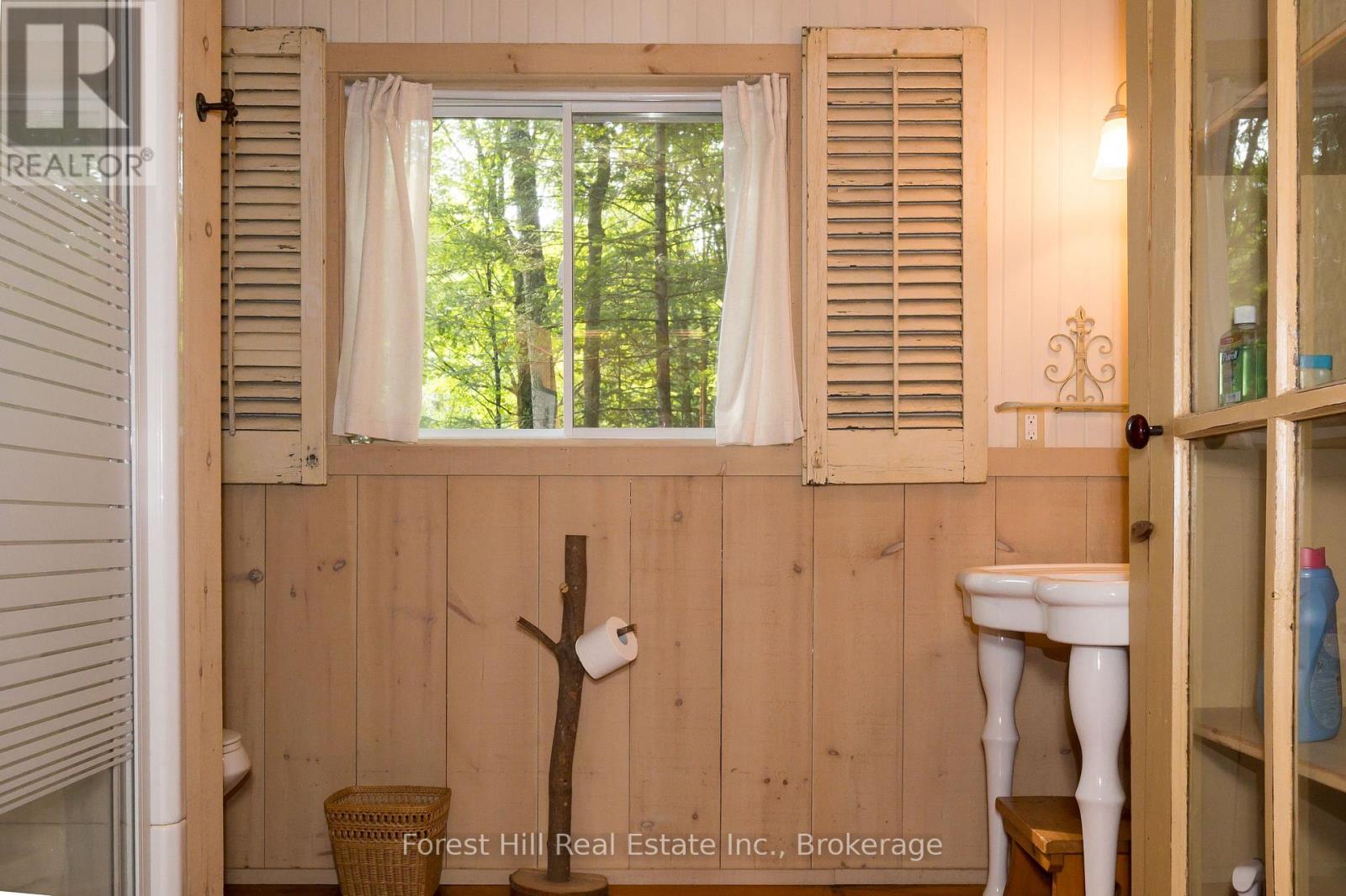 1224 Moot Lake Road S, Lake Of Bays, Ontario  P0B 0A3 - Photo 11 - X12330135
