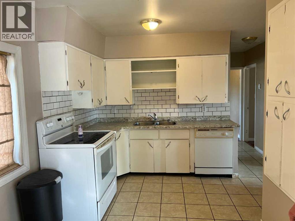 902 7 Avenue, Wainwright, Alberta  T9W 1C8 - Photo 3 - A2225448