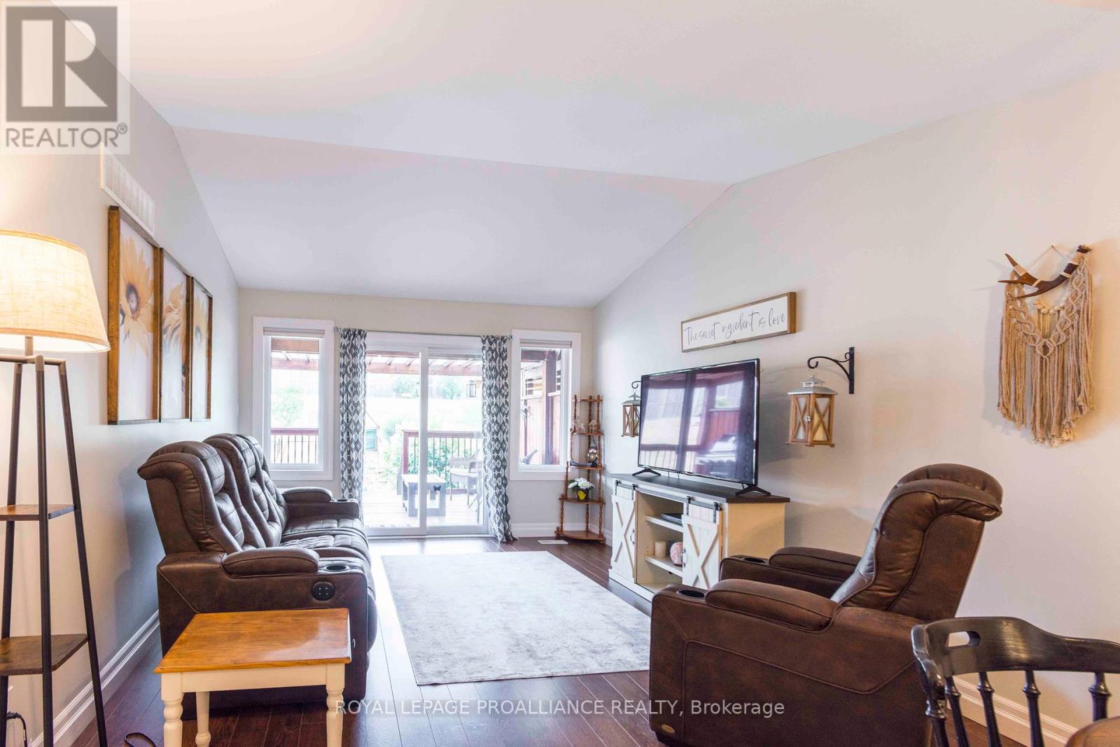 61 Aspen Drive, Quinte West, Ontario  K8V 0E2 - Photo 11 - X12330385