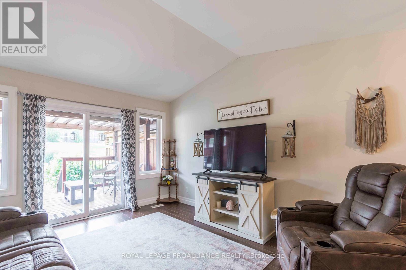 61 Aspen Drive, Quinte West, Ontario  K8V 0E2 - Photo 12 - X12330385